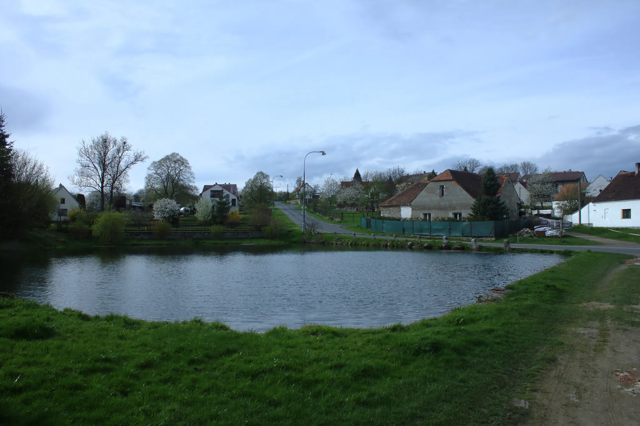 Photo showing: A pond in the village of Třebomyslice, Plzeň Region, CZ