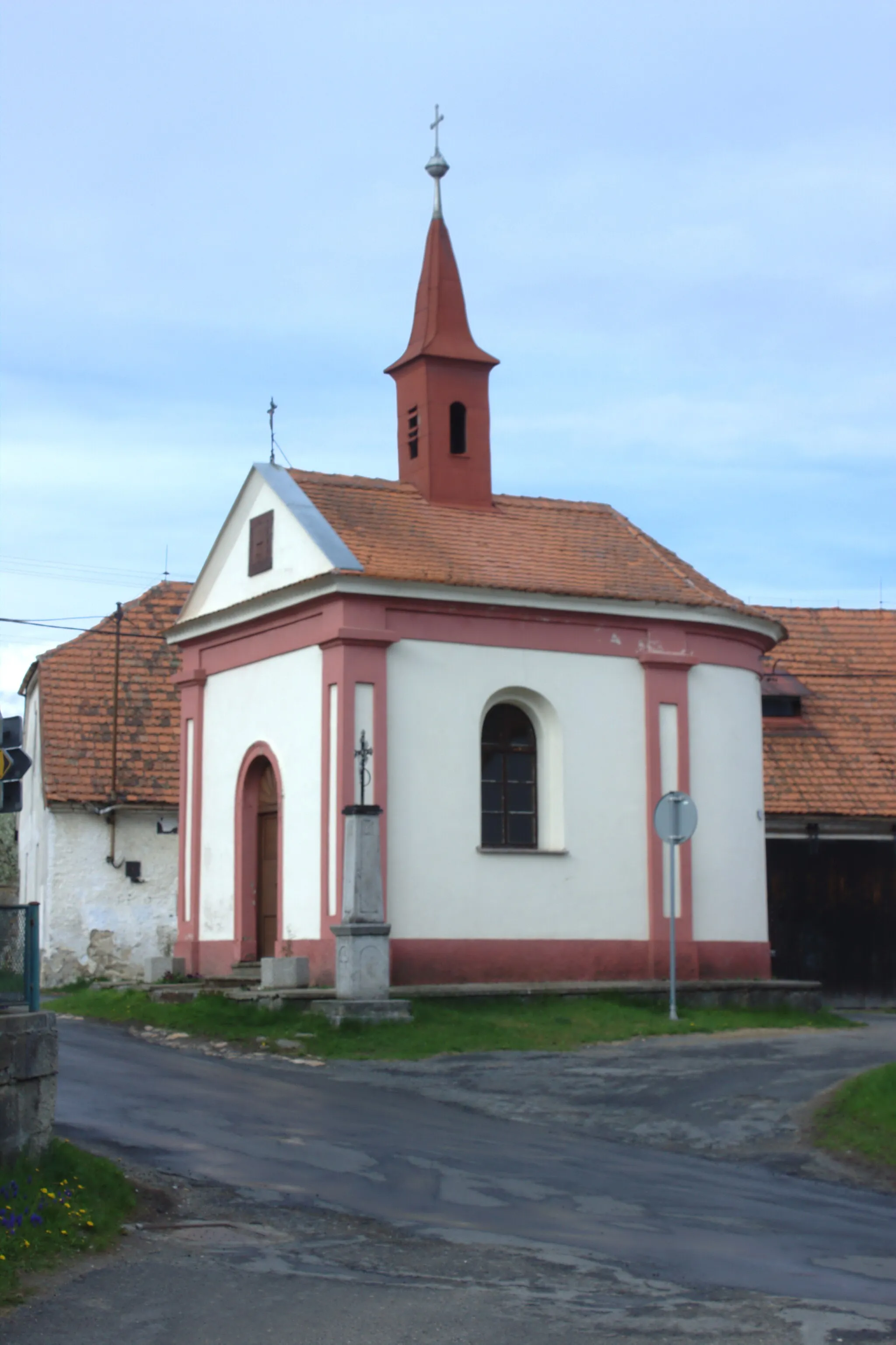 Photo showing: A chapel in the central part of the village of Třebomyslice, Plzeň Region, CZ