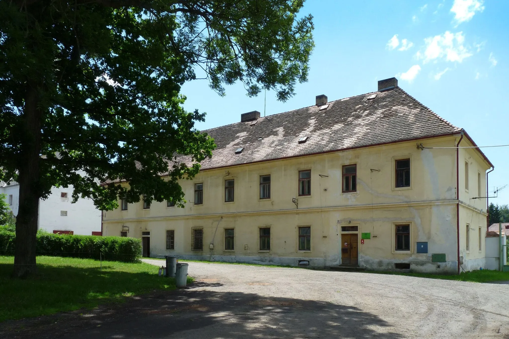 Photo showing: Farm building near the demolished chateau in the municipality of Dlouhá Ves, Klatovy District, Plzeň Region, Czech Republic.