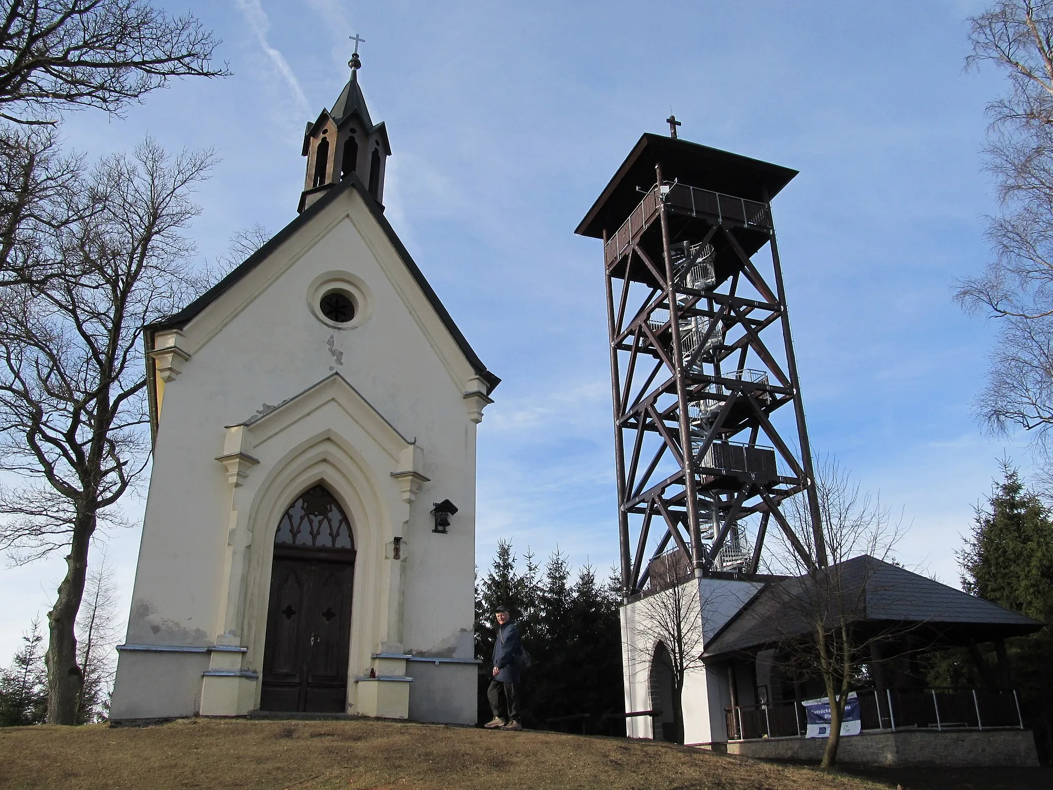 Photo showing: Svatá Markéta nad Dlažovem - kaple sv. Markéty a nová rozhledna