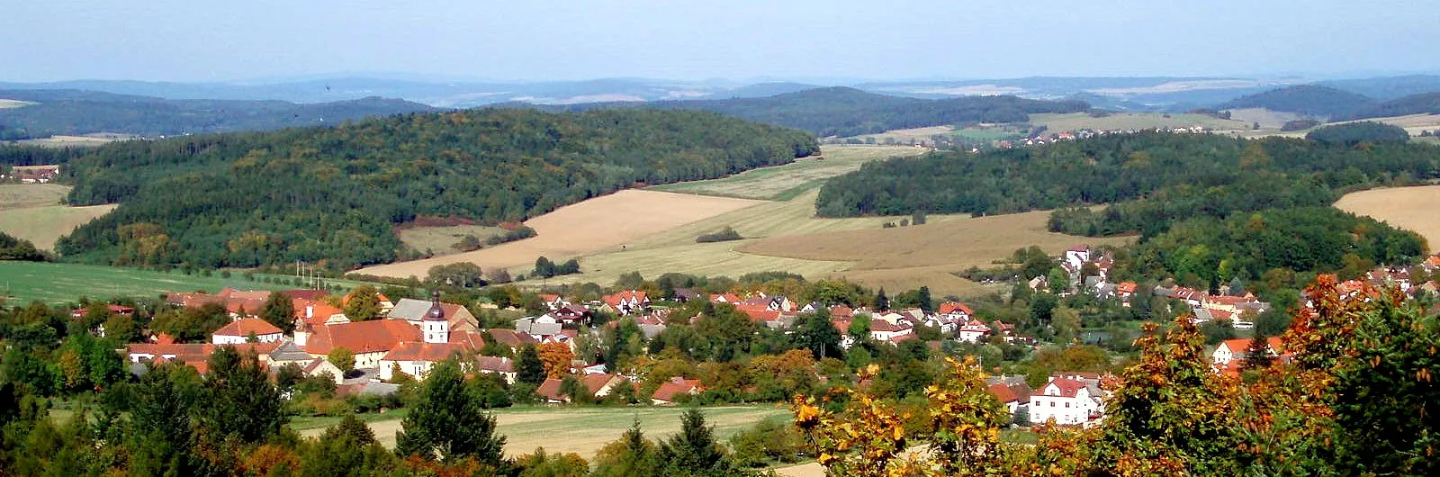 Photo showing: Market town of Chudenice as seen from the Bolfánek lookout tower.