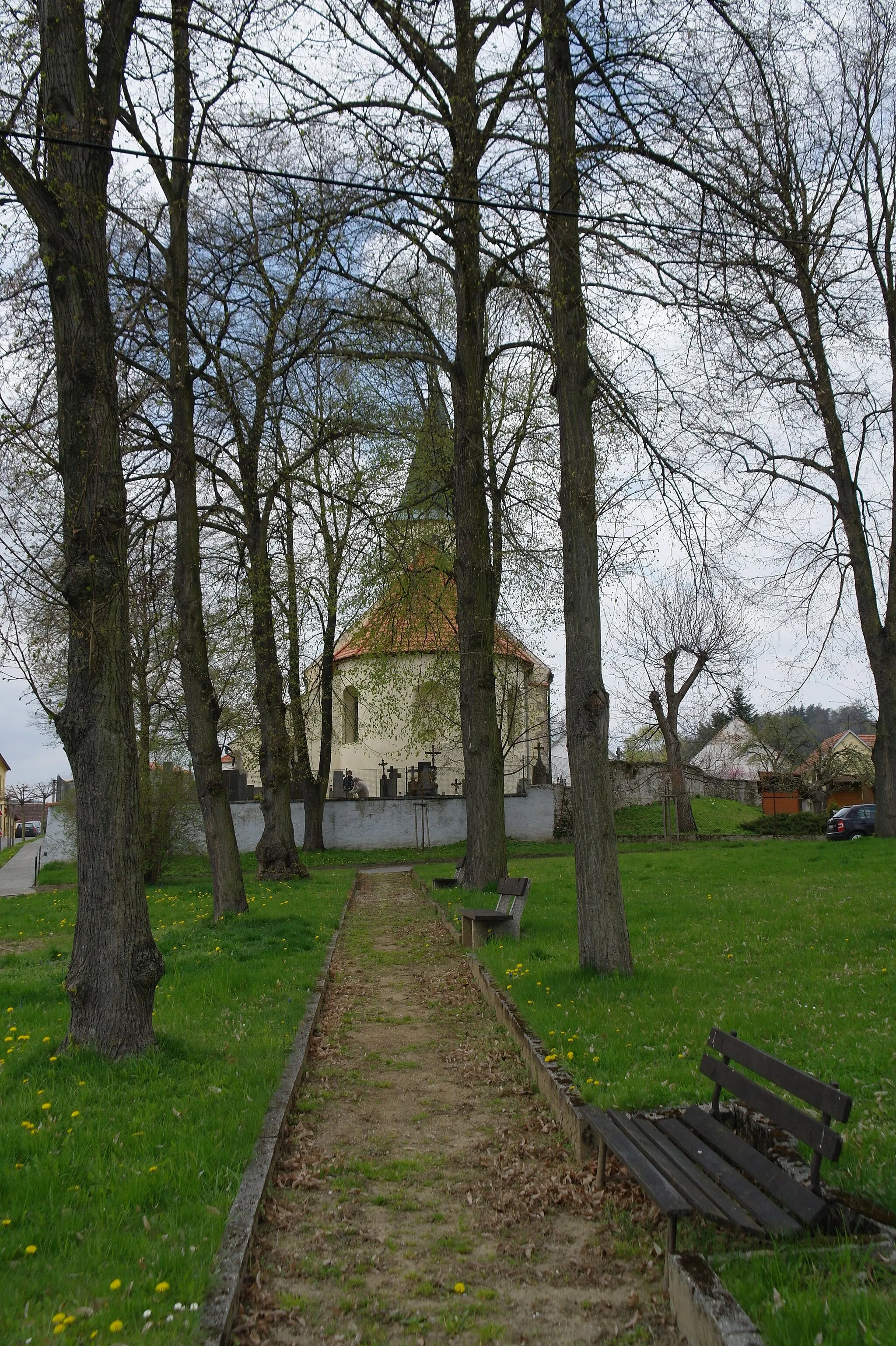 Photo showing: Budětice, parčík na návsi, v pozadí Kostel svatých Petra a Pavla