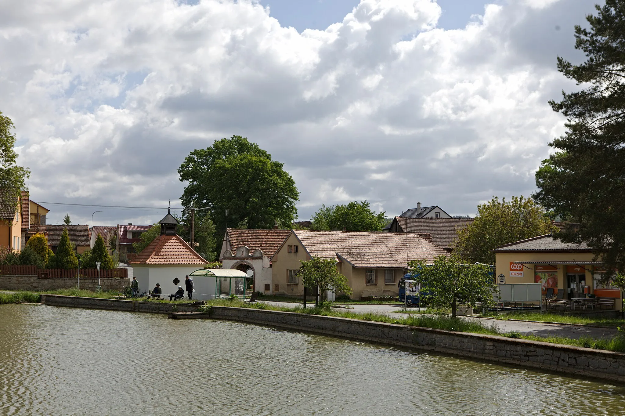 Photo showing: Rybáři na návsi Štěnovického Borku