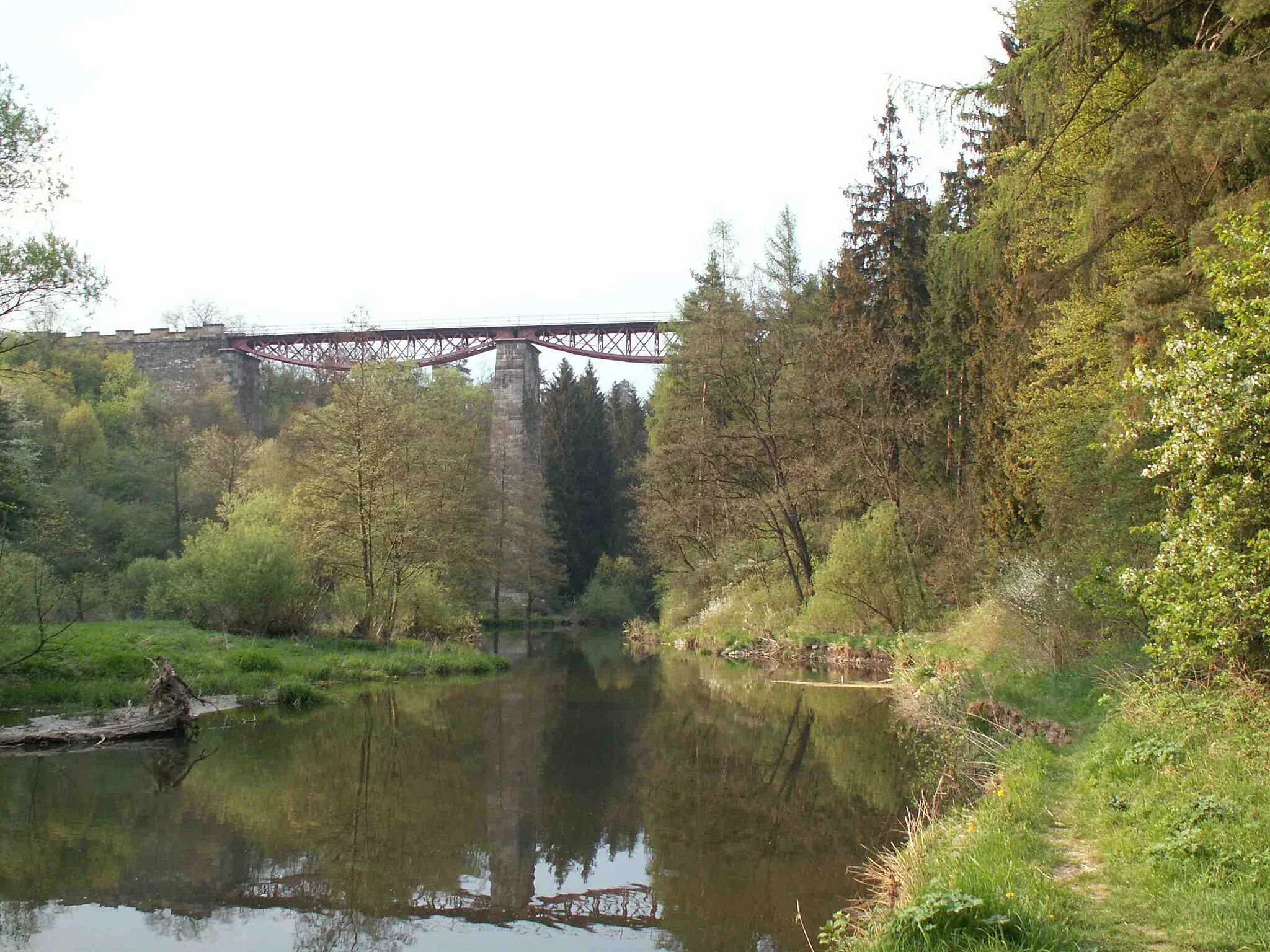 Photo showing: Valley of the Klabava River below railway bridge of Chrást - Radnice line.