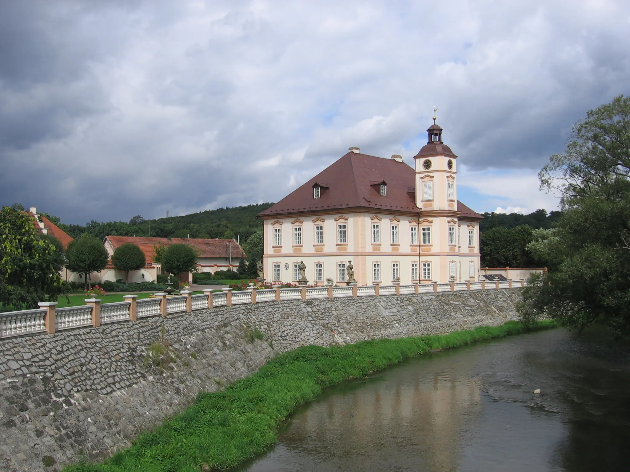 Photo showing: Castle in Štěnovice and Úhlava river