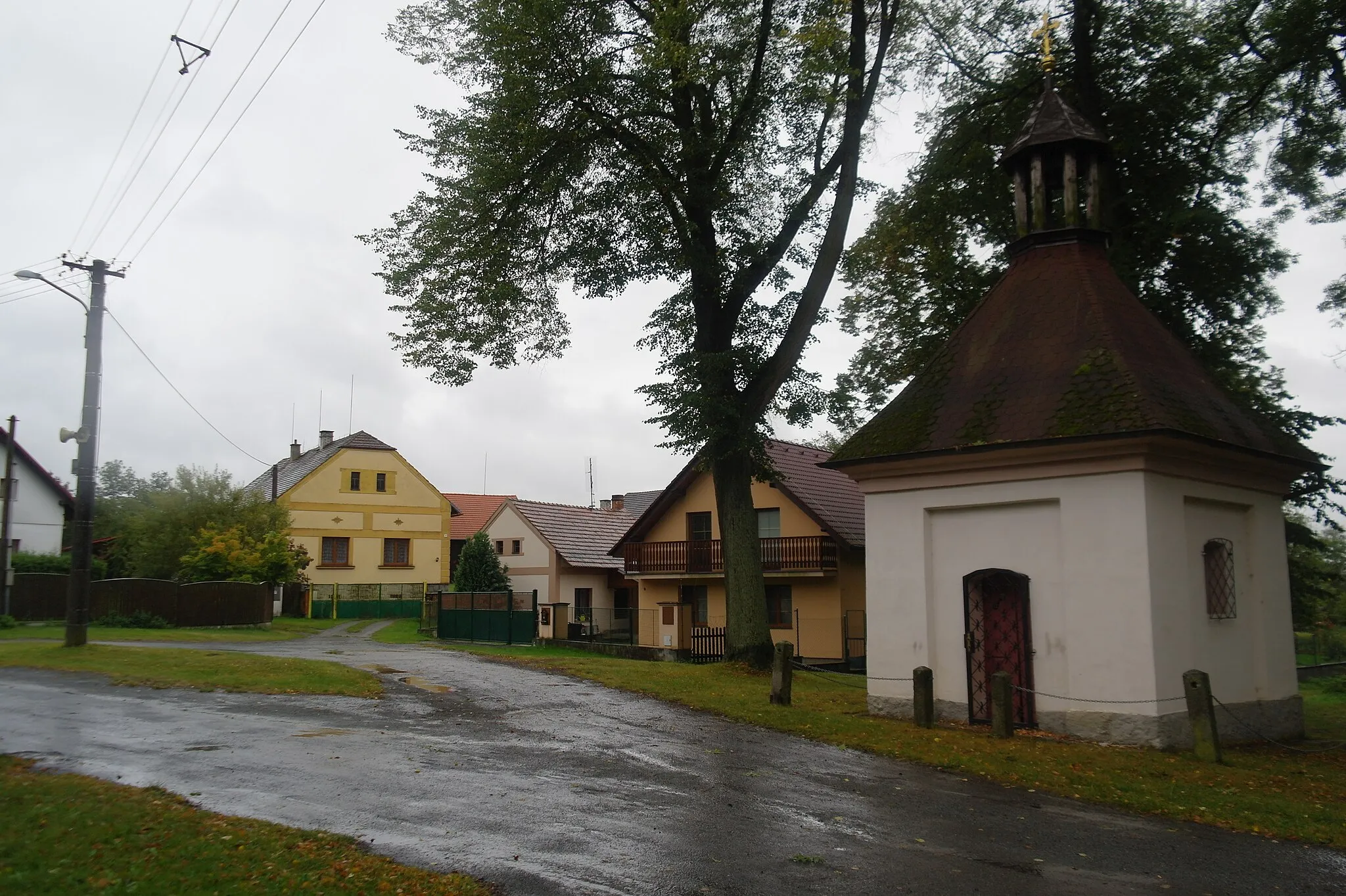 Photo showing: Háje, náves s kapličkou