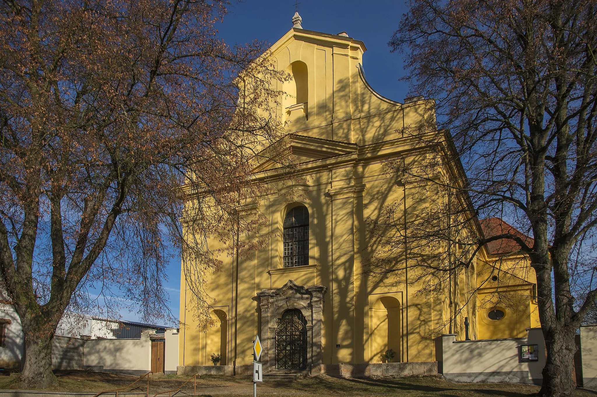 Photo showing: Průčelí kostela v Seči u Blovic