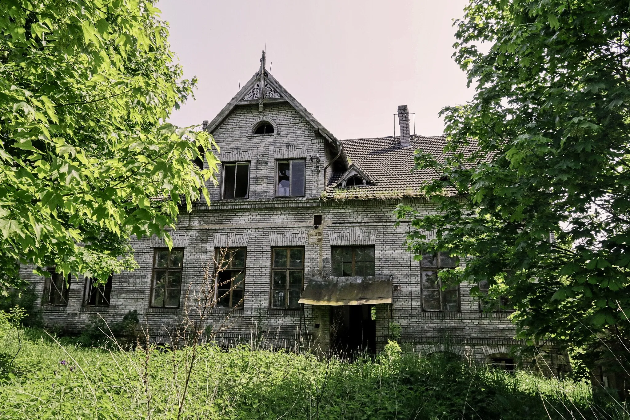 Photo showing: The entrance to the old forge in the village of Planiny near Nové Mitrovice