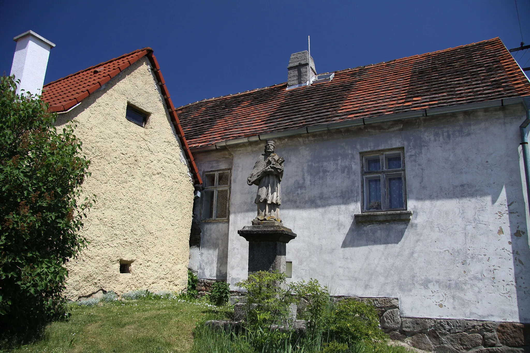 Photo showing: Statue of John of Nepomuk in Neurazy village, Plzeň-South District, Czech Republic