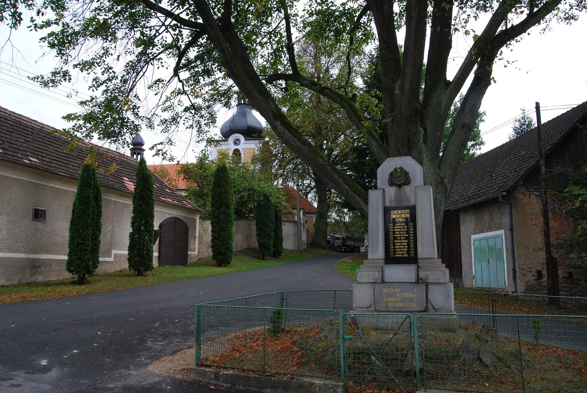 Photo showing: Budislavice, part of Mladý Smolivec village in Plzeň-jih District. Czech Republic. World War I memorial