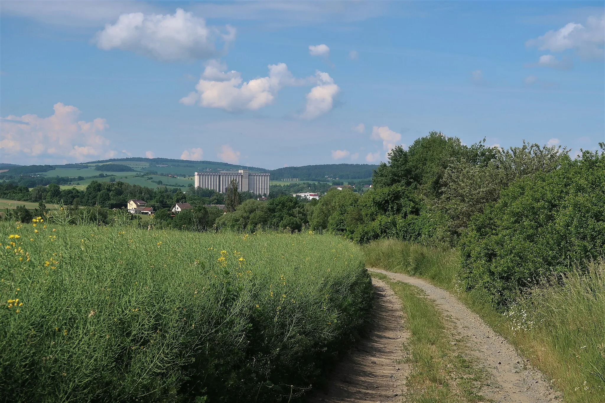 Photo showing: Celkový pohled na Blovice se silem (1987–1991) cestou do Spáleného Poříčí.