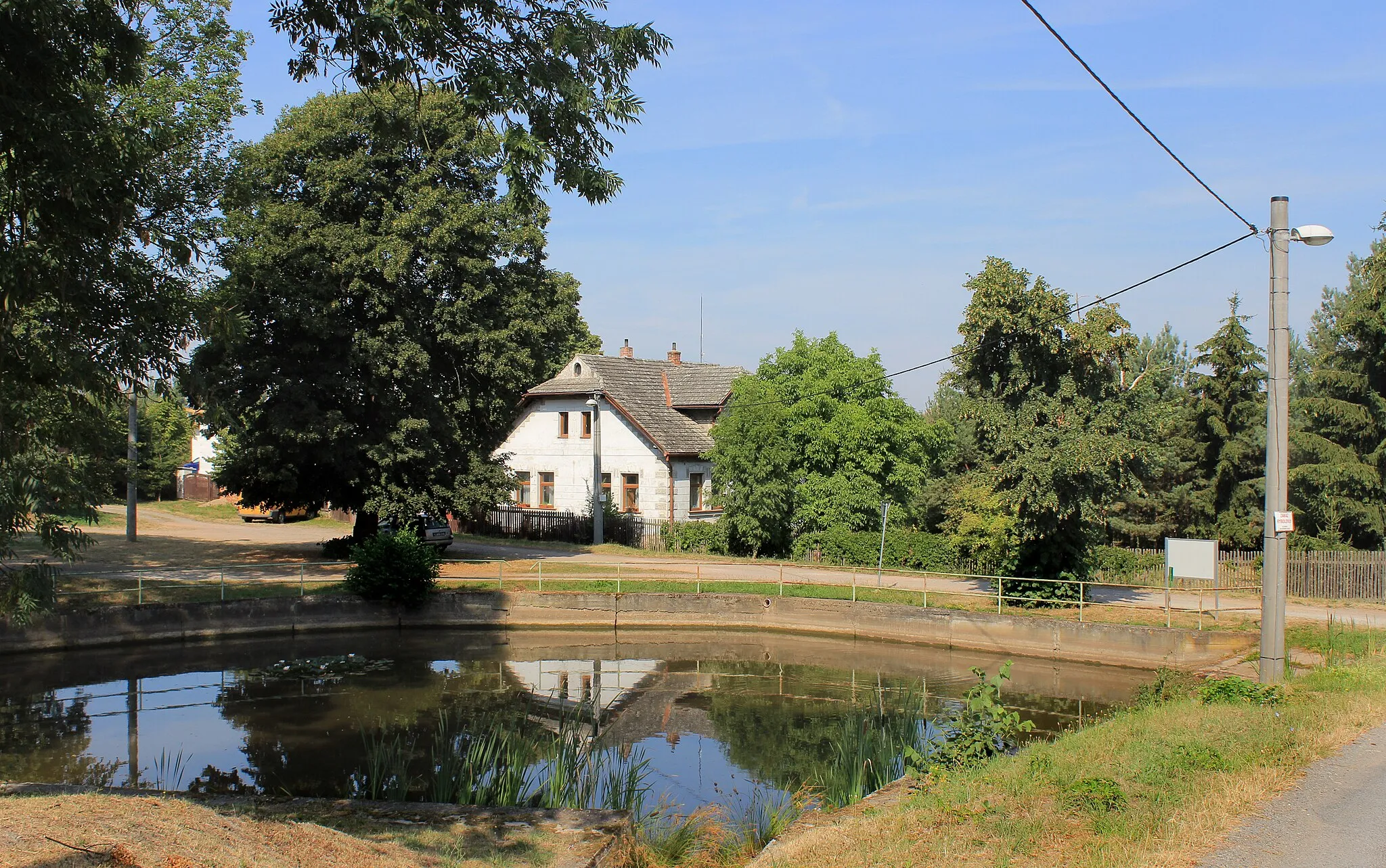 Photo showing: Small pond in Červený Újezd, part of Zbůch, Czech Republic.