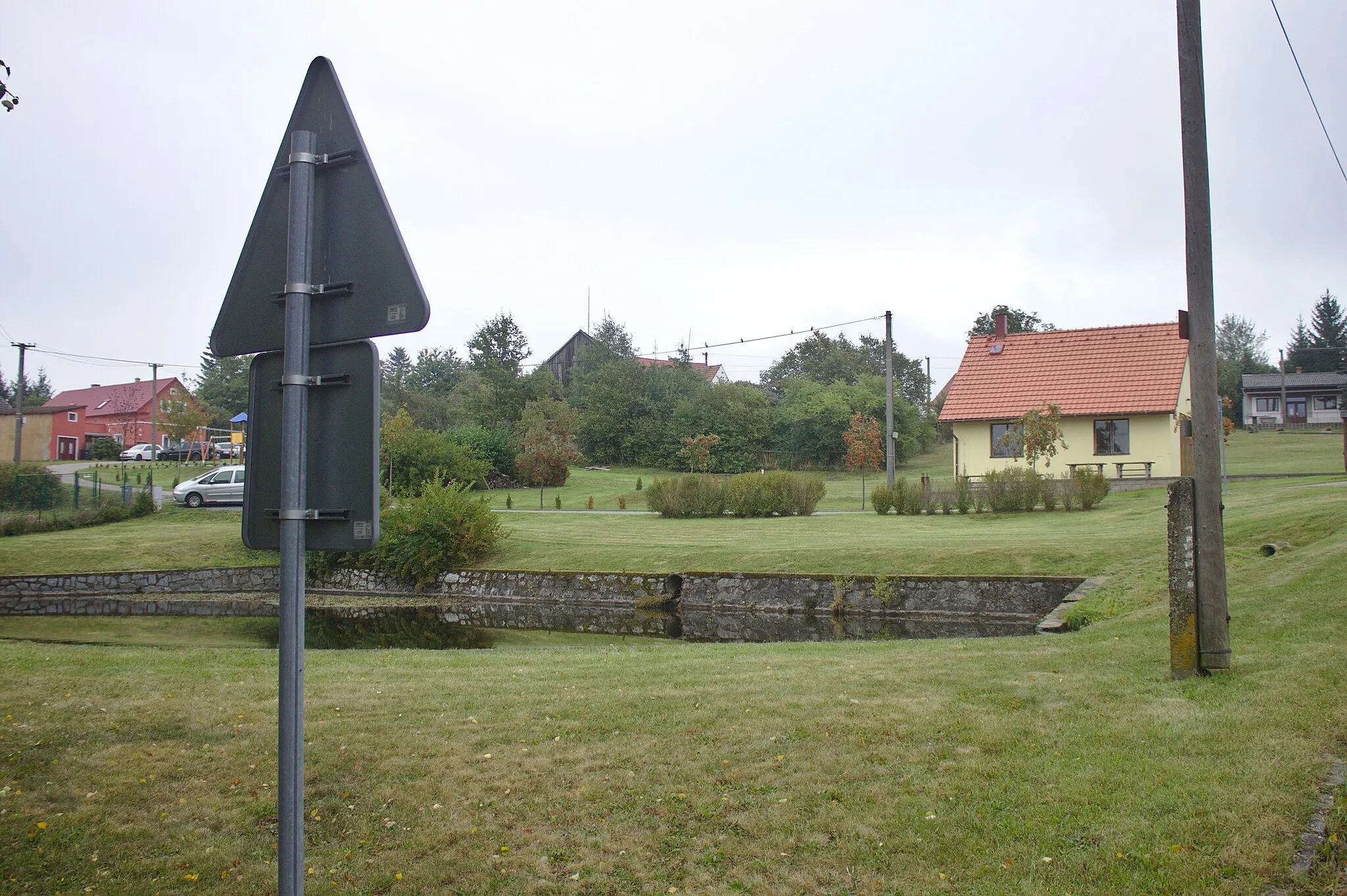 Photo showing: Nádrž ve vesnici Zahrádka, Plzeňský kraj
