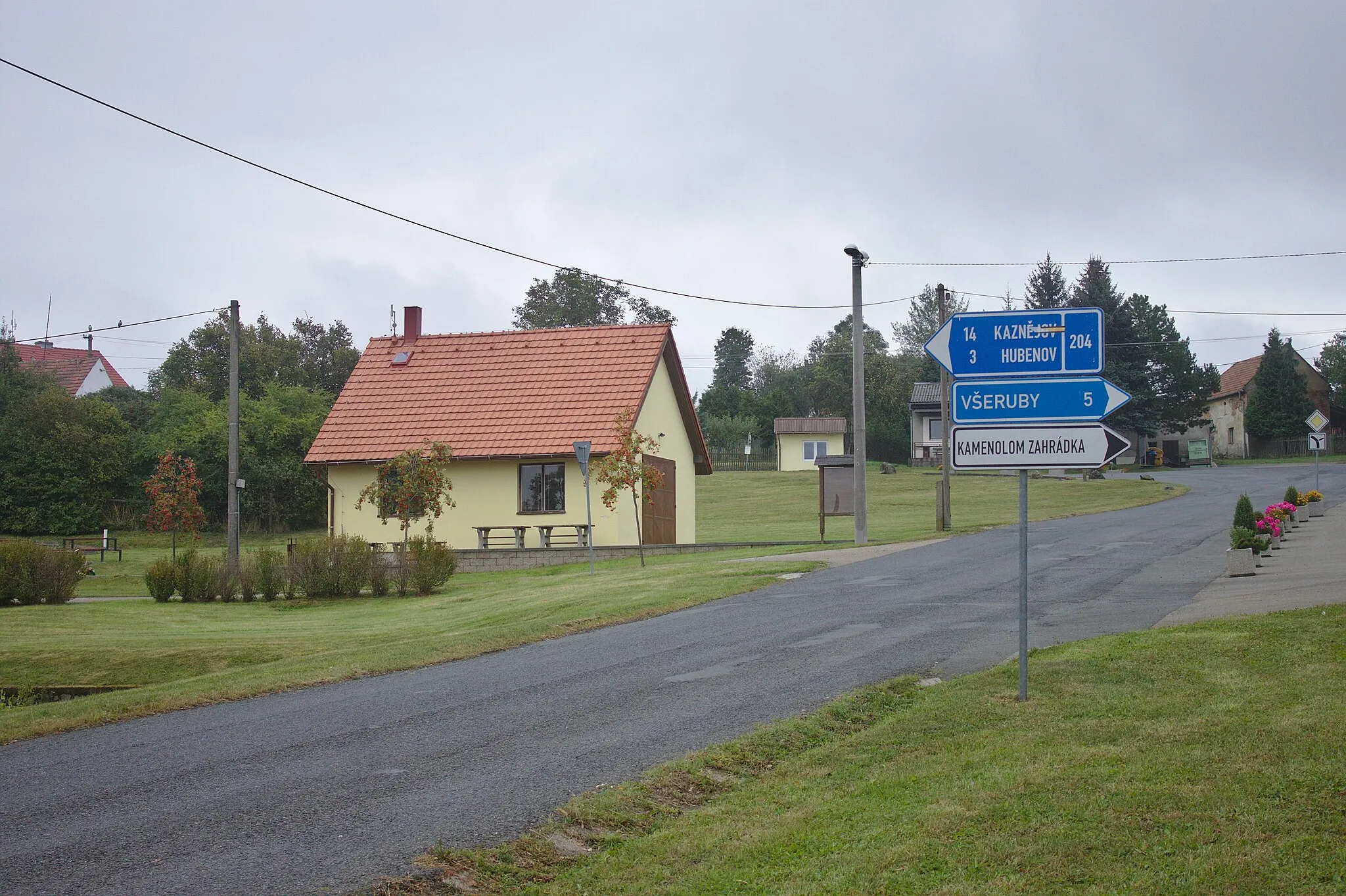 Photo showing: Křižovatka ve vesnici Zahrádka, Plzeňský kraj