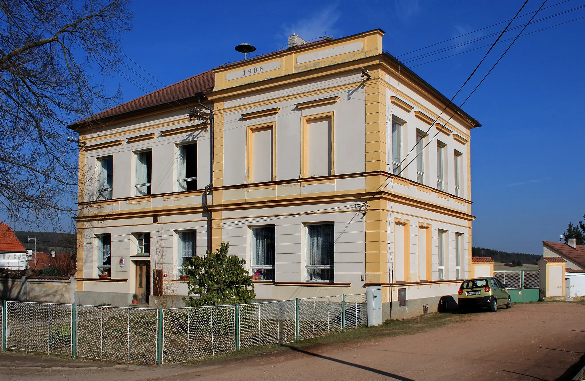 Photo showing: Old school in Rochlov, Czech Republic.