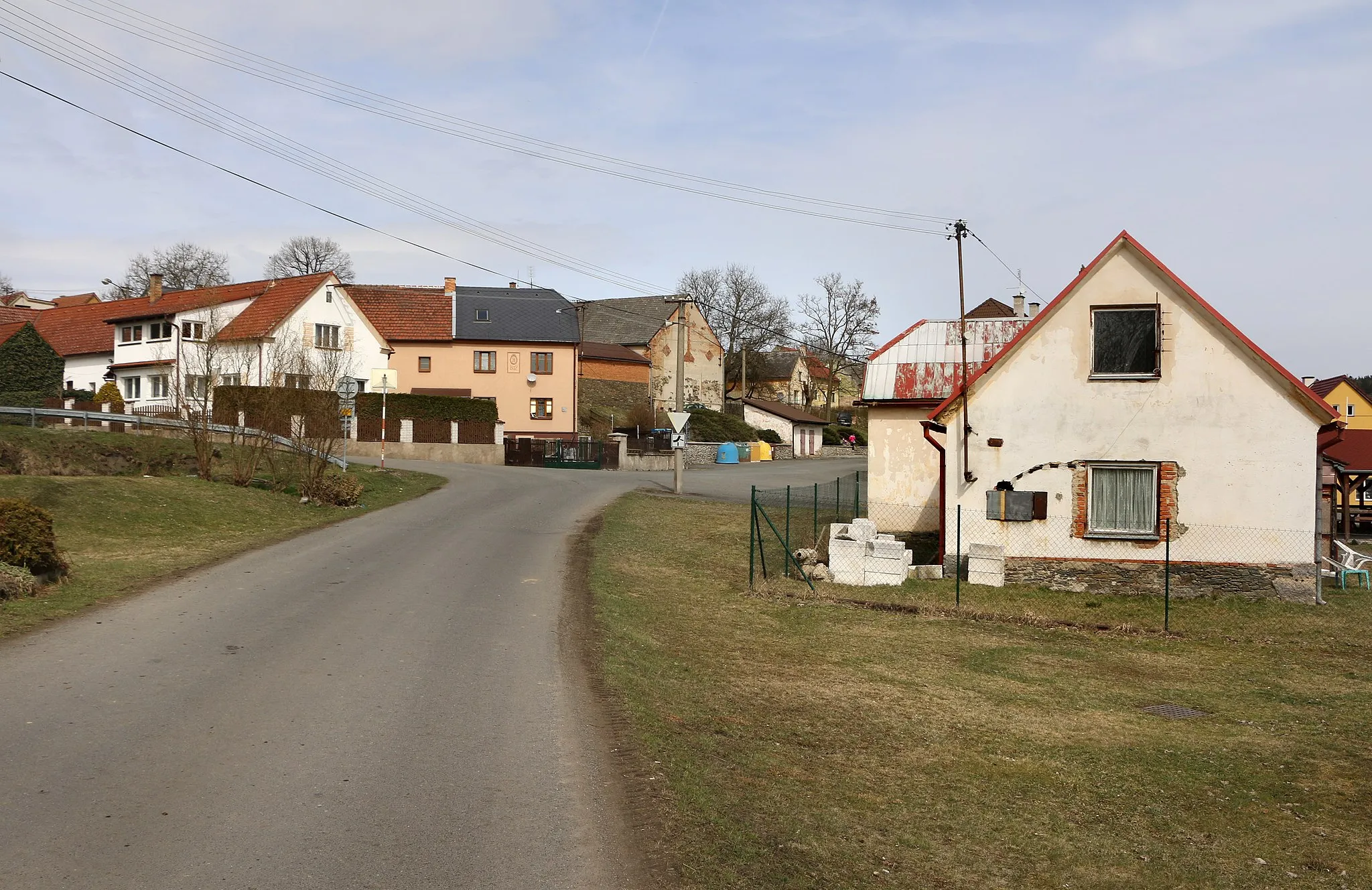 Photo showing: Road to common in Křelovice, Czech Republic.