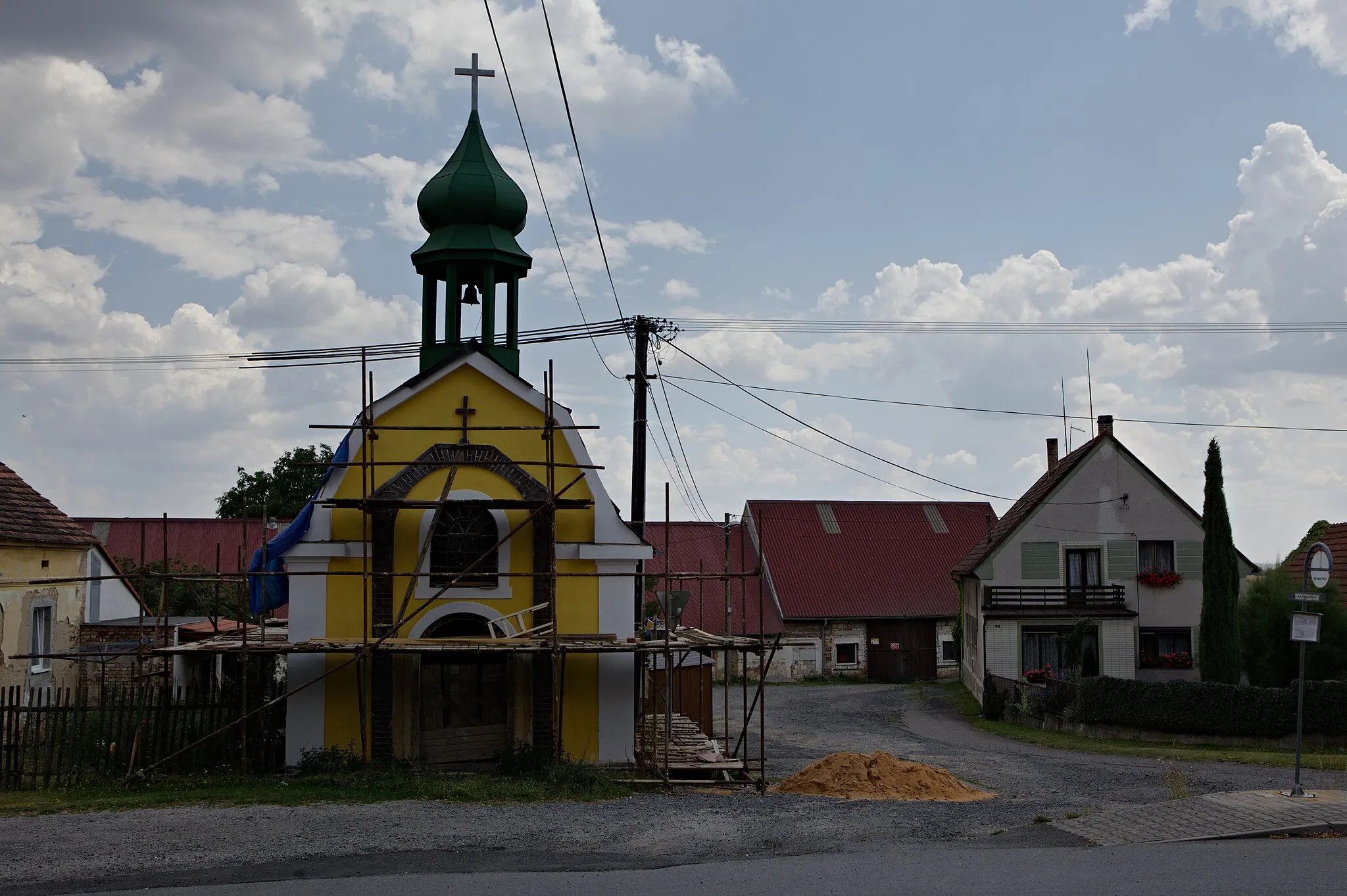 Photo showing: Kunějovice, kaplička na návsi