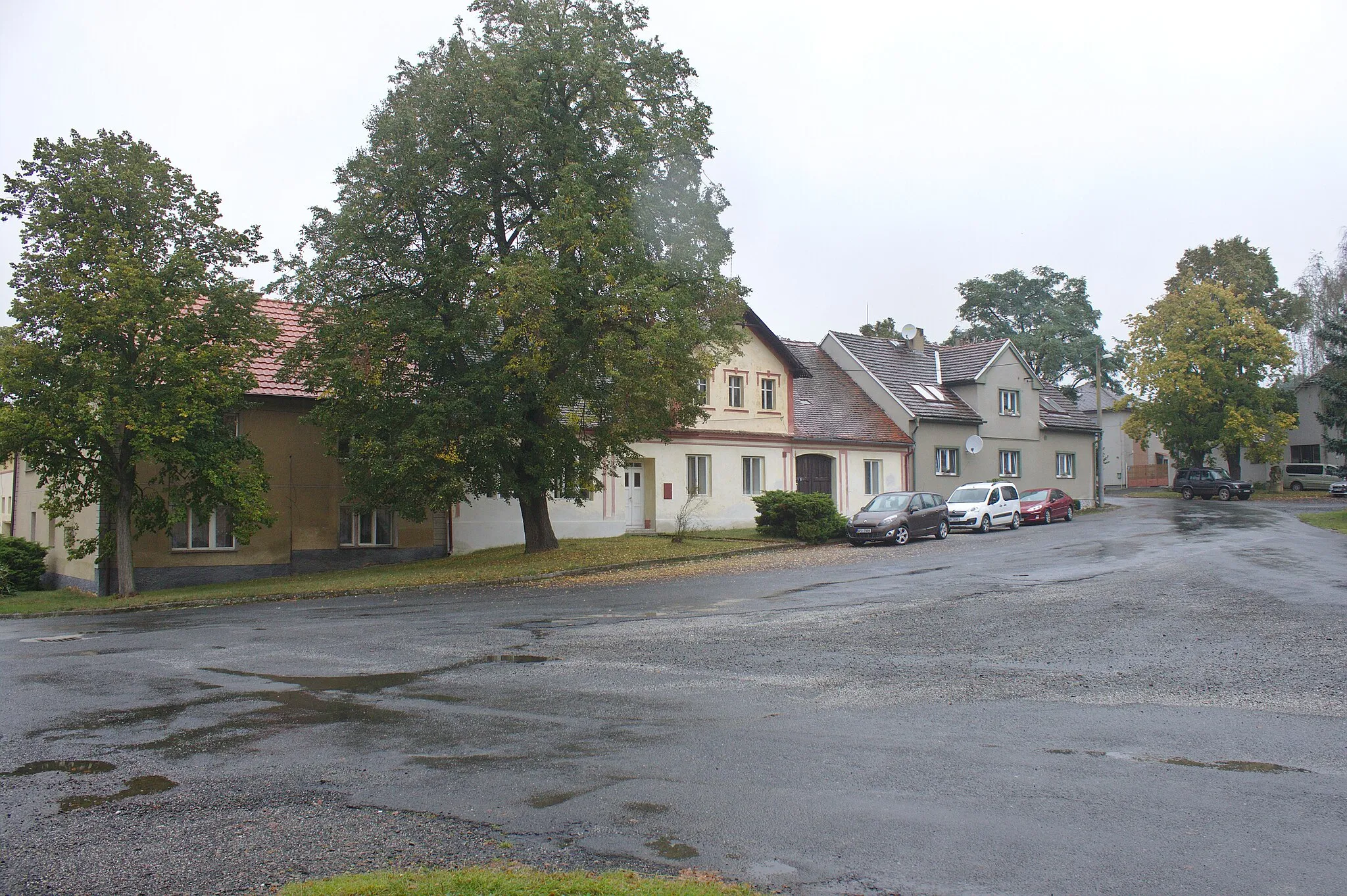 Photo showing: Náves v obci Kozojedy, Plzeňský kraj