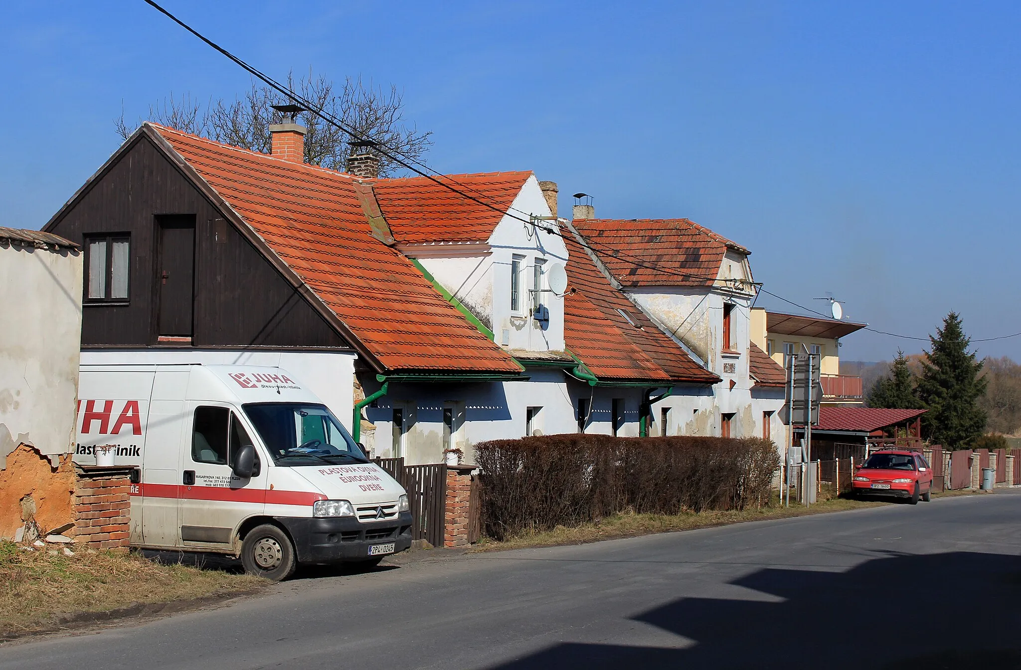 Photo showing: Road No. 203 in Horní Sekyřany, part of Heřmanova Huť, Czech Republic.