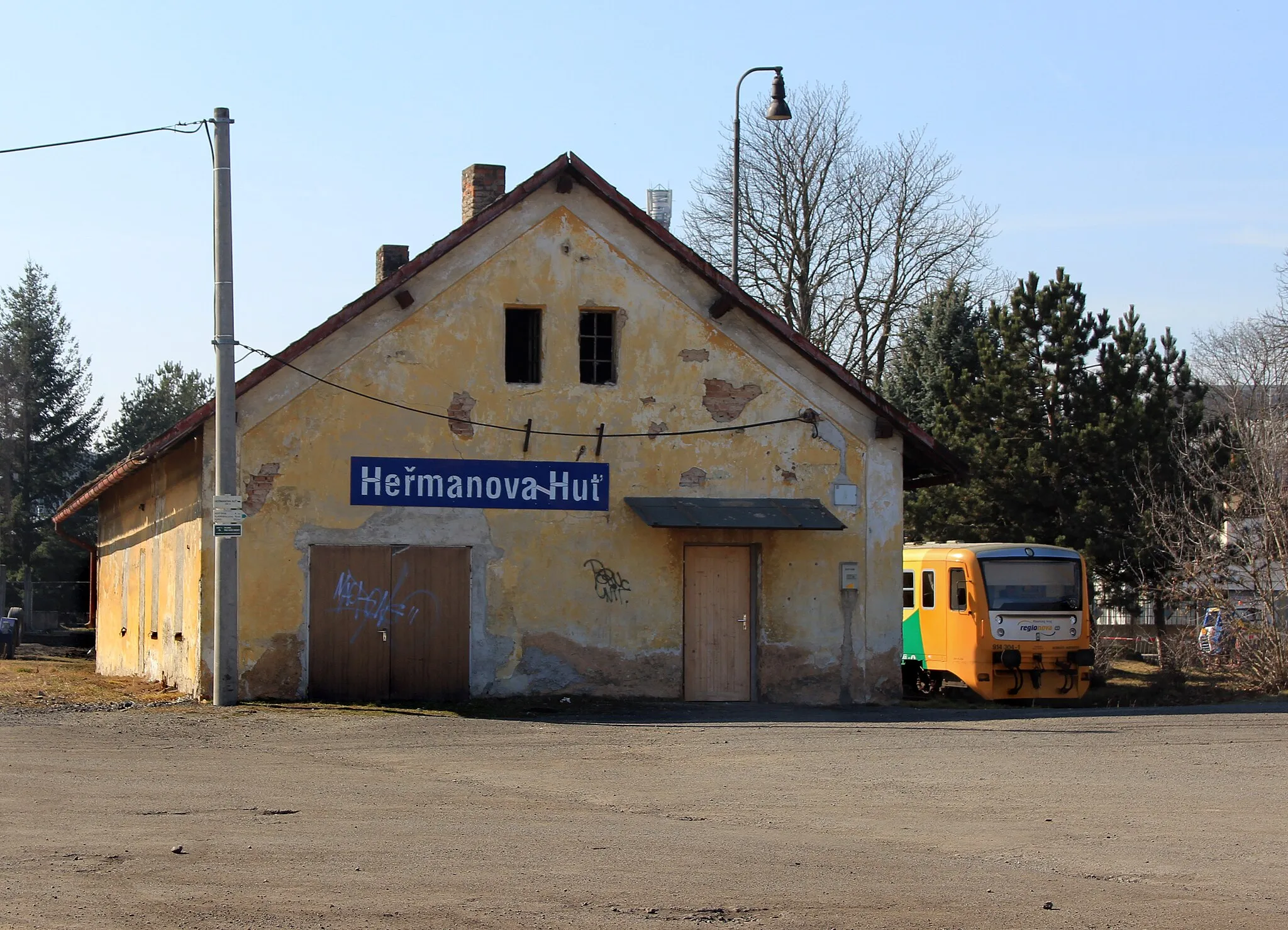 Photo showing: Train stop in Heřmanova Huť, Czech Republic.