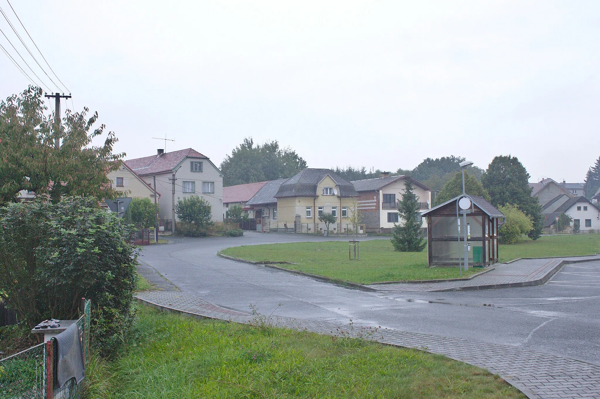 Photo showing: Náves ve vesnici Dobříč v Plzeňském kraji