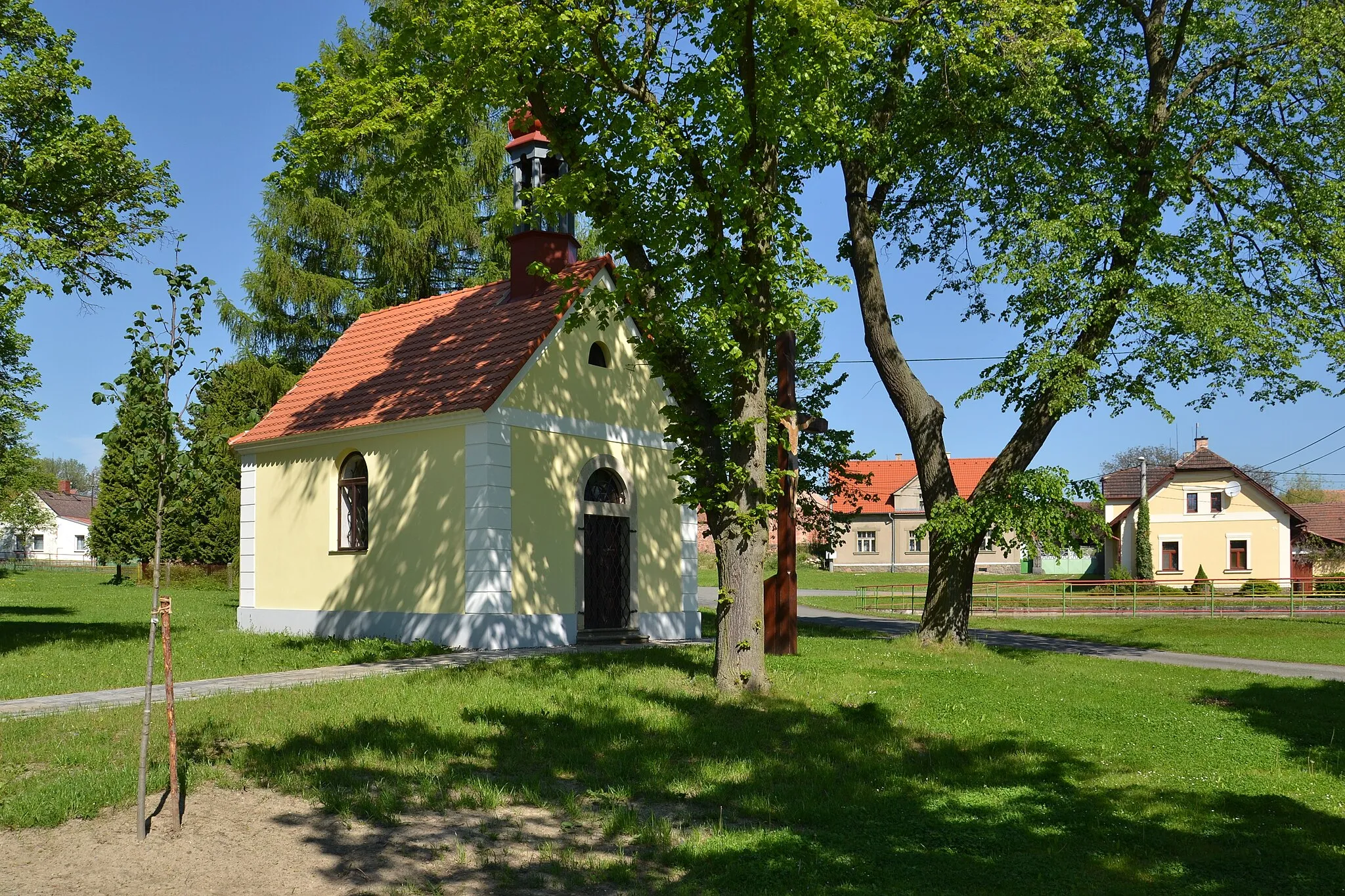 Photo showing: Bílov – kaple na návsi