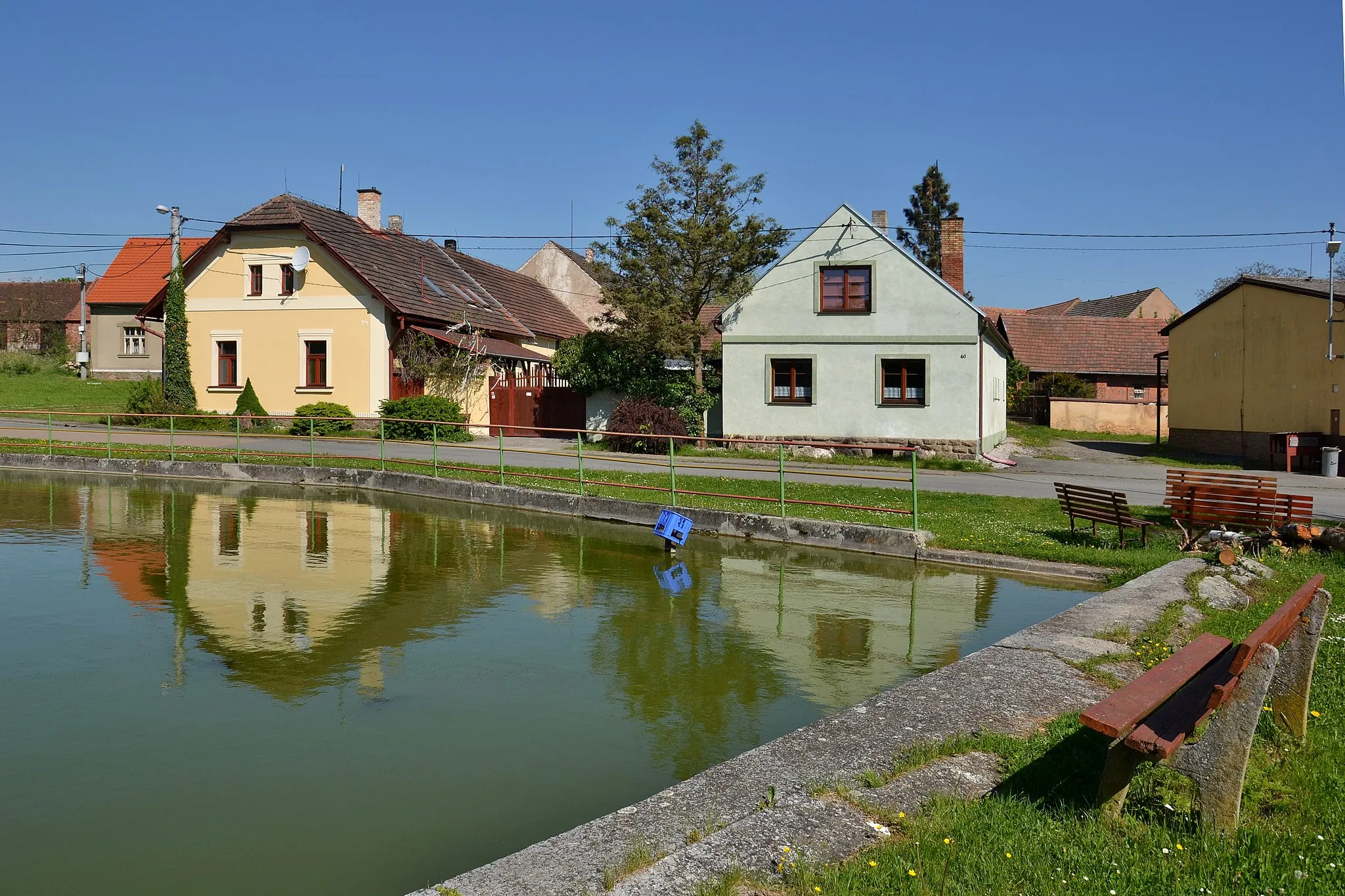 Photo showing: Bílov – domy na severním okraji návsi