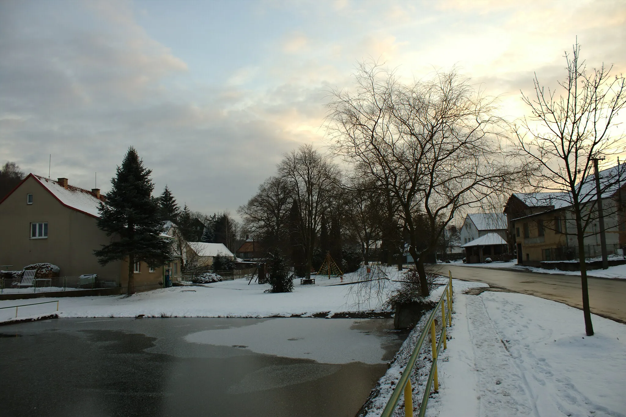 Photo showing: A pond in the village of Vejvanov, Plzeň Region, CZ