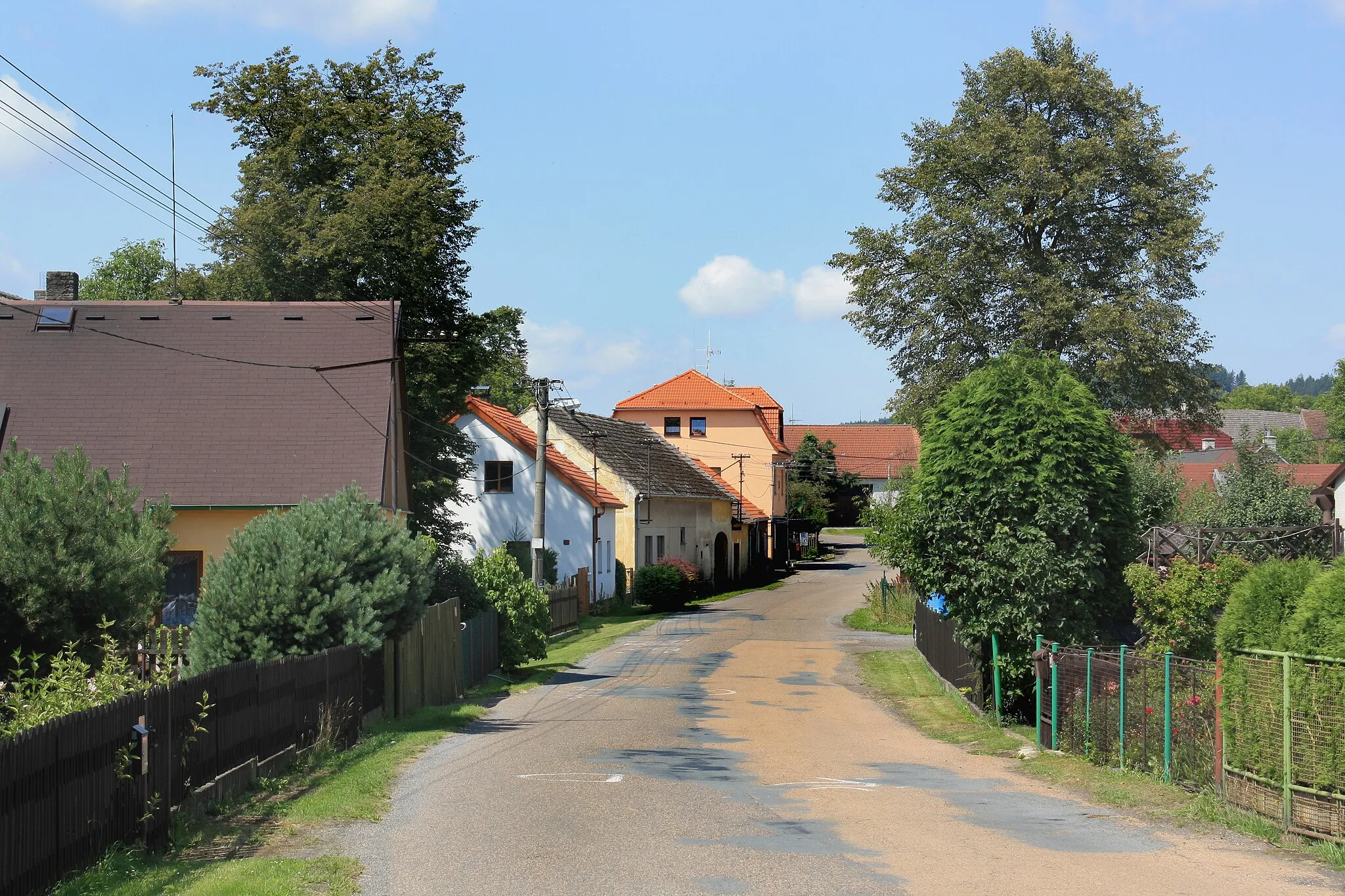 Photo showing: Main street in Těně, Czech Republic