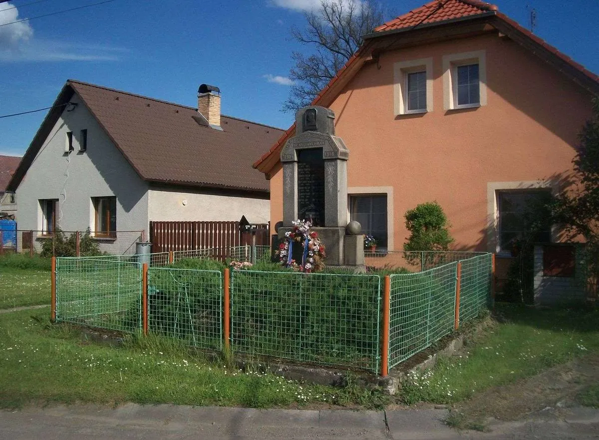 Photo showing: War memorial in Svojkovice in Rokycany District – entry no. 4609.