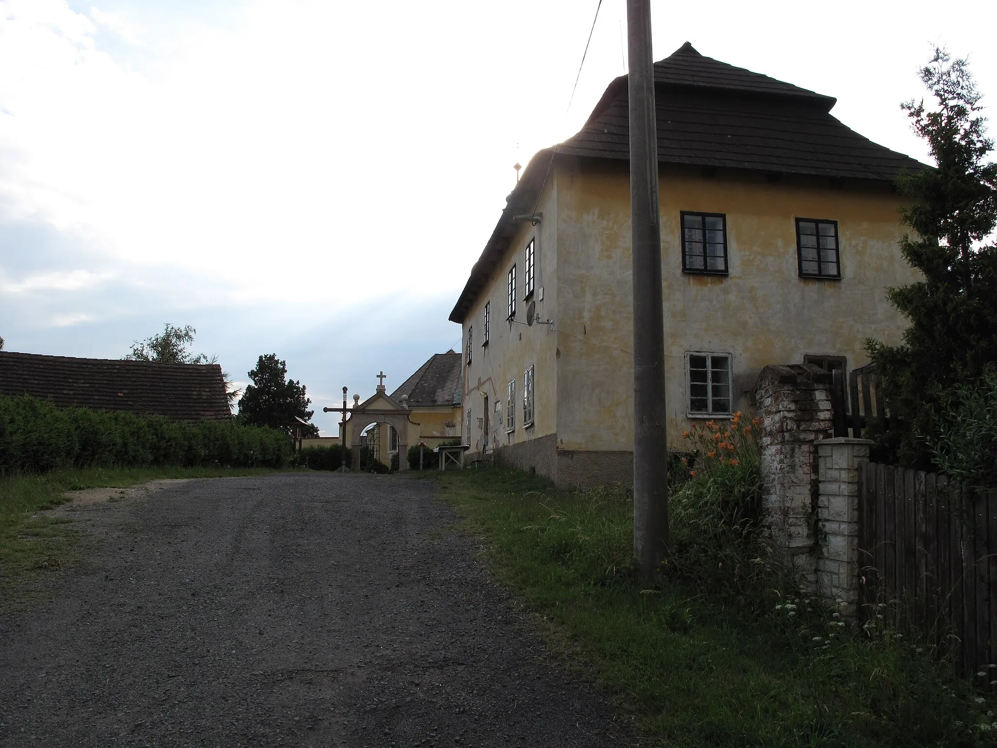 Photo showing: Rectoryin Skořice. Rokycany District, Czech Republic.