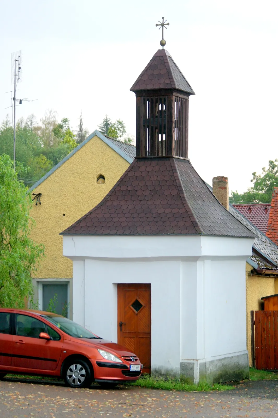 Photo showing: Wayside chapel, village green, Skomelno, Rokycany District, Plzeň Region