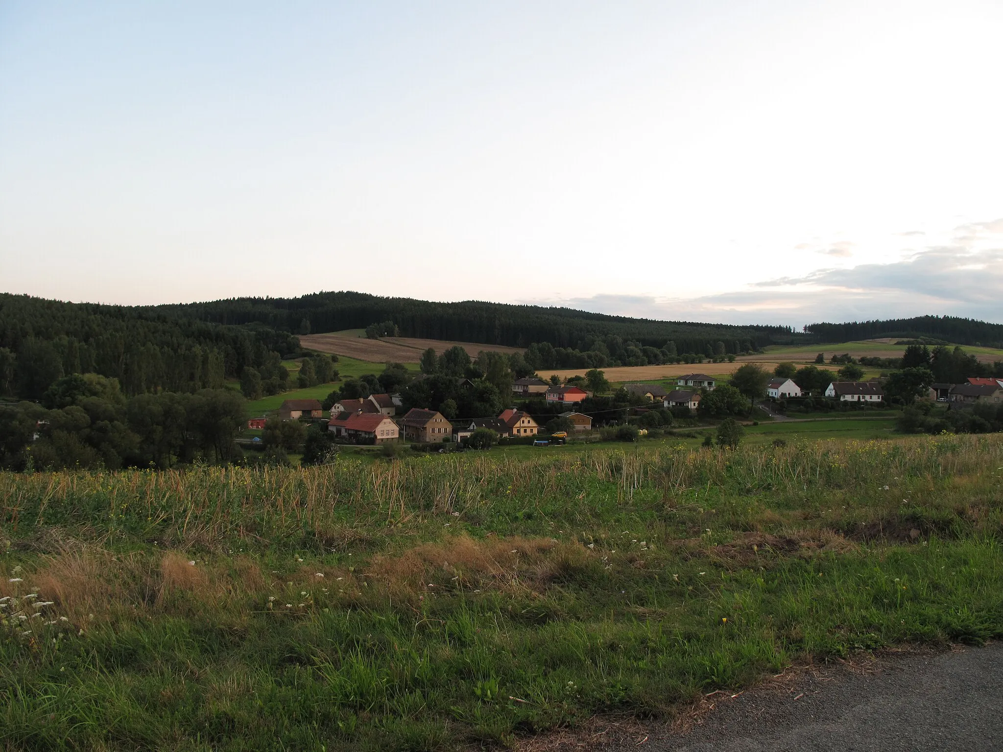 Photo showing: View of Sebečice from the northeast. Rokycany District, Czech Republic.