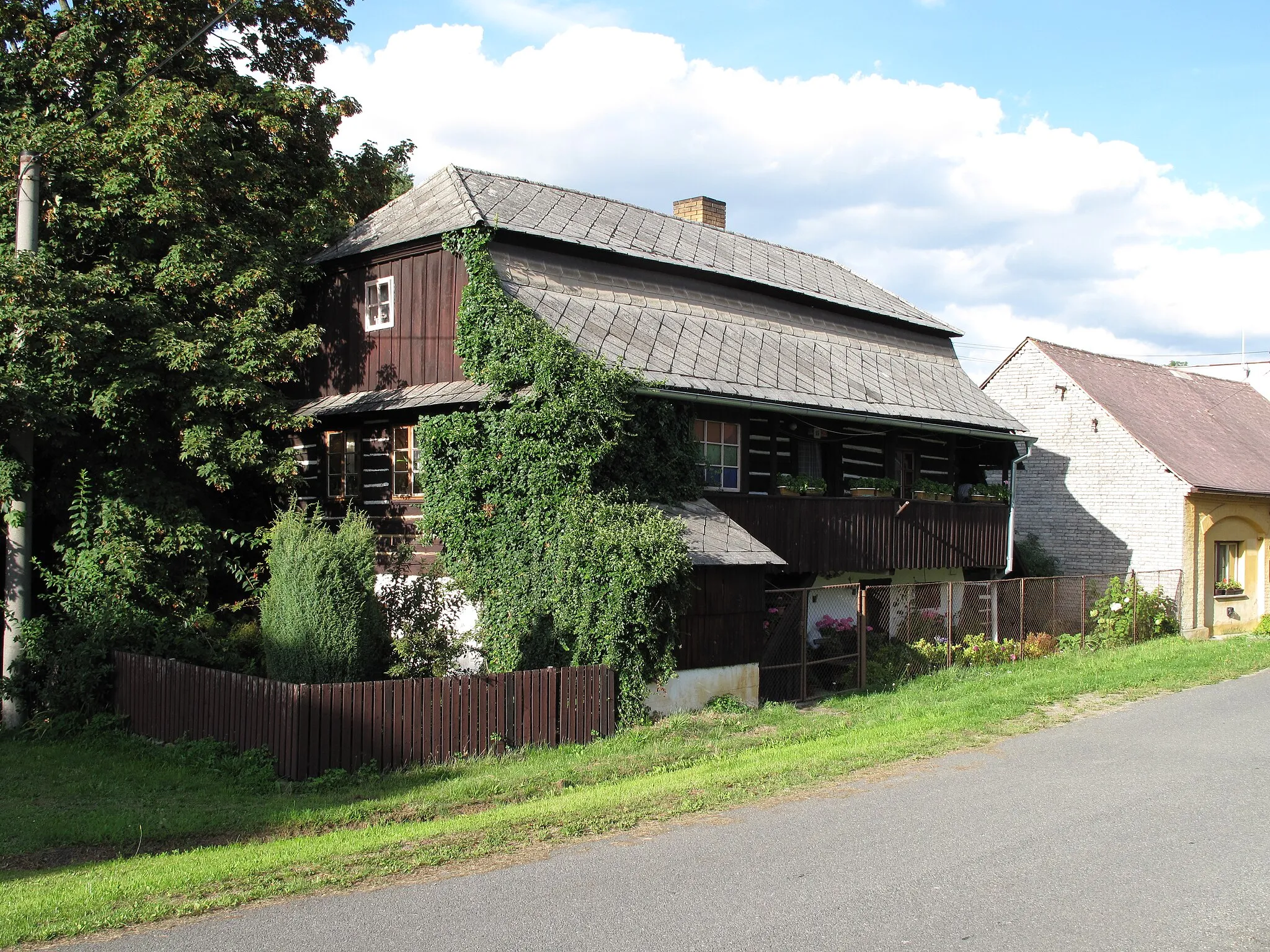 Photo showing: Log cabin in Medový Újezd village, Rokycany District, Czech Republic.