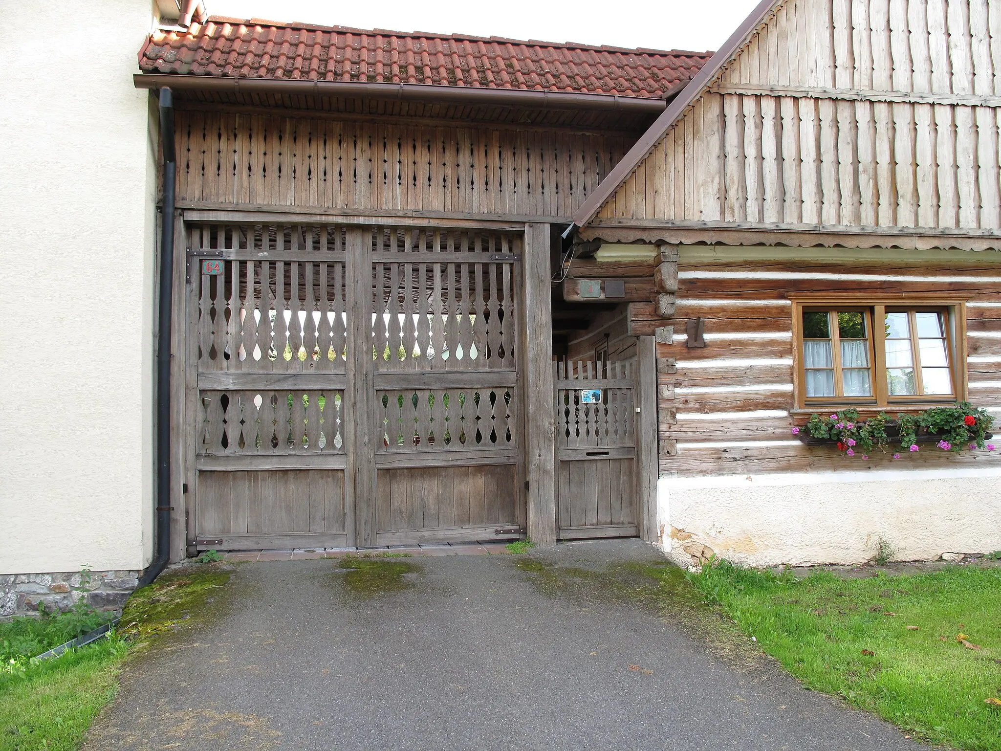Photo showing: Wooden gate in Medový Újezd village, Rokycany District, Czech Republic.