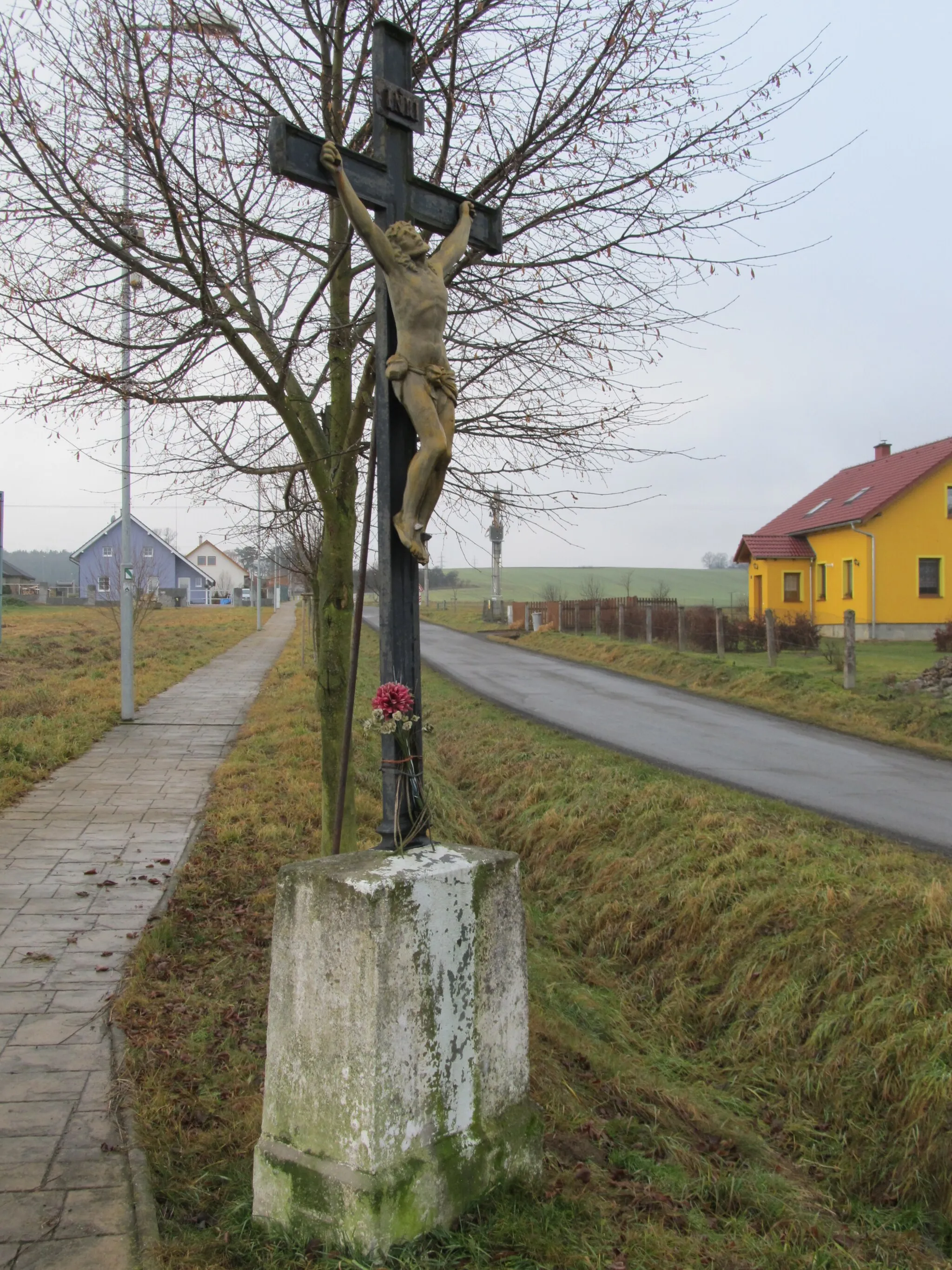 Photo showing: Kornatice - kříž u silnice na Milínov