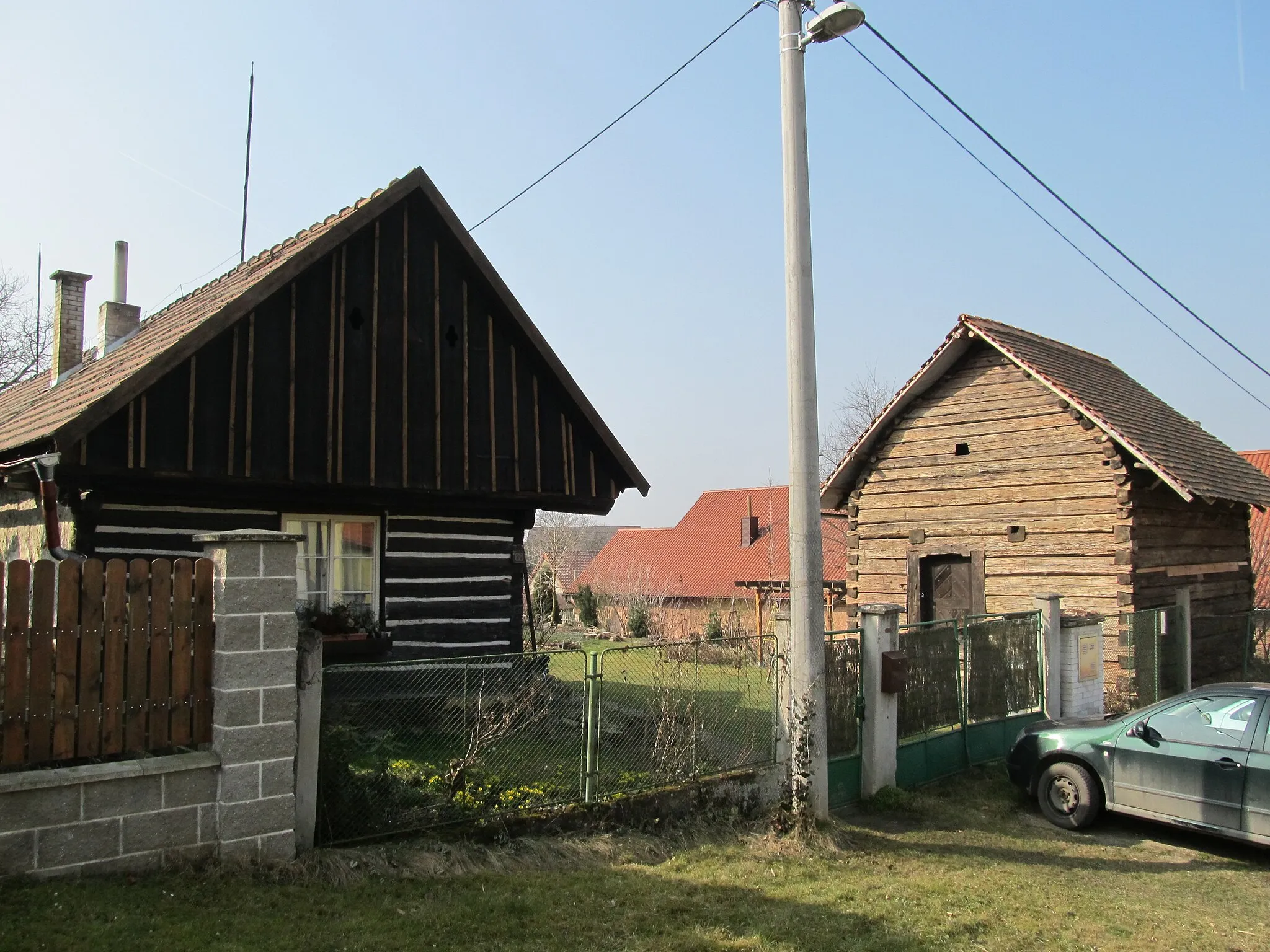 Photo showing: Bušovice - roubenka a špýchar