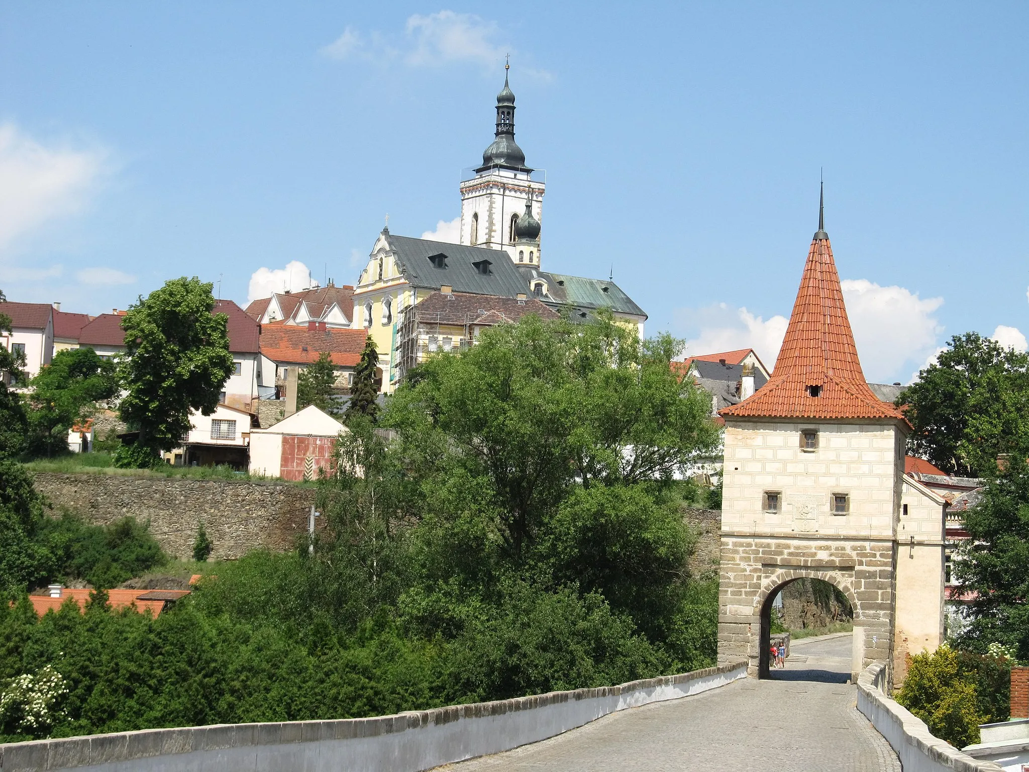 Photo showing: Renesanční most s bránou přes řeku Mži