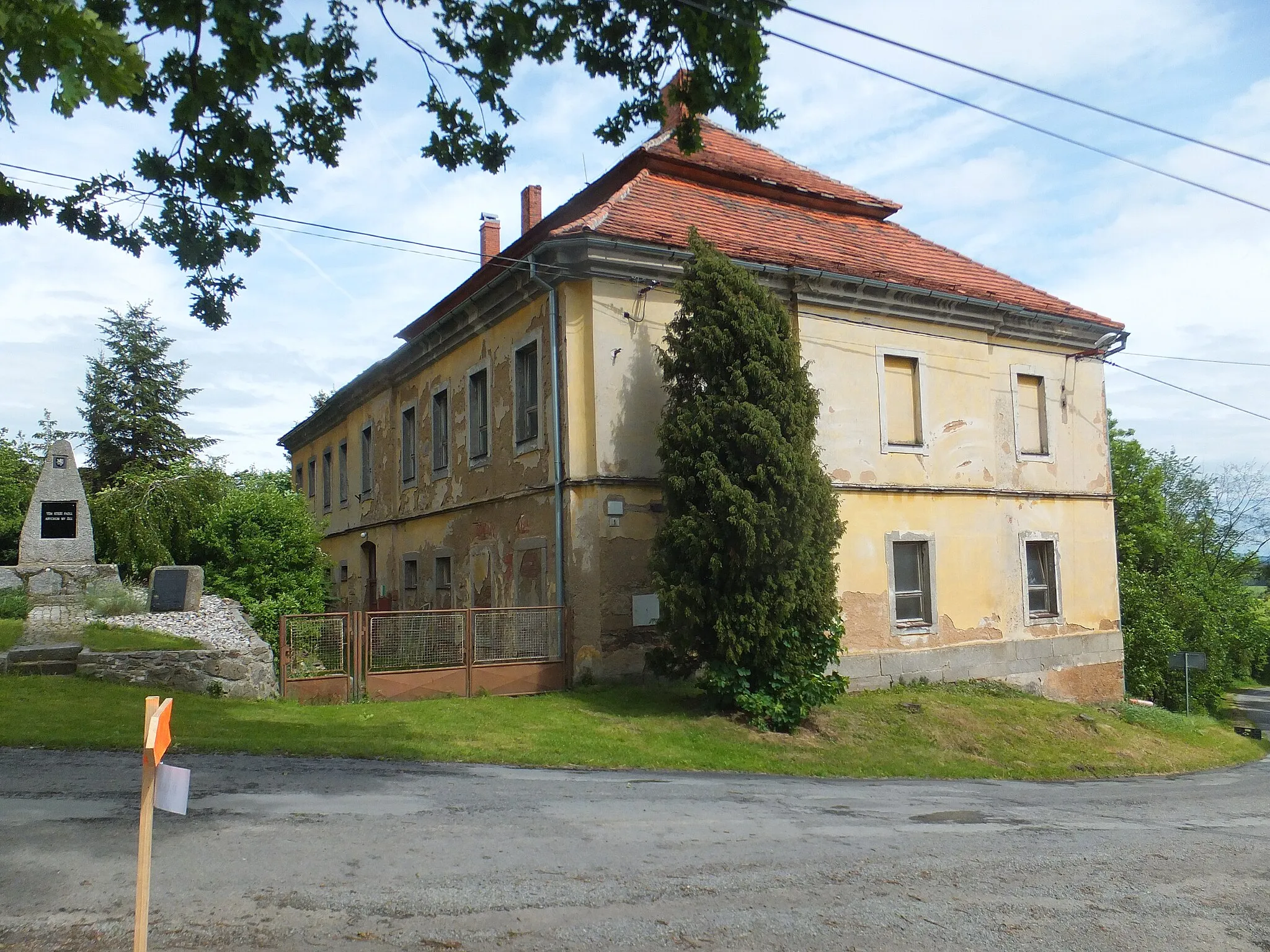 Photo showing: The presbytery in Skapce