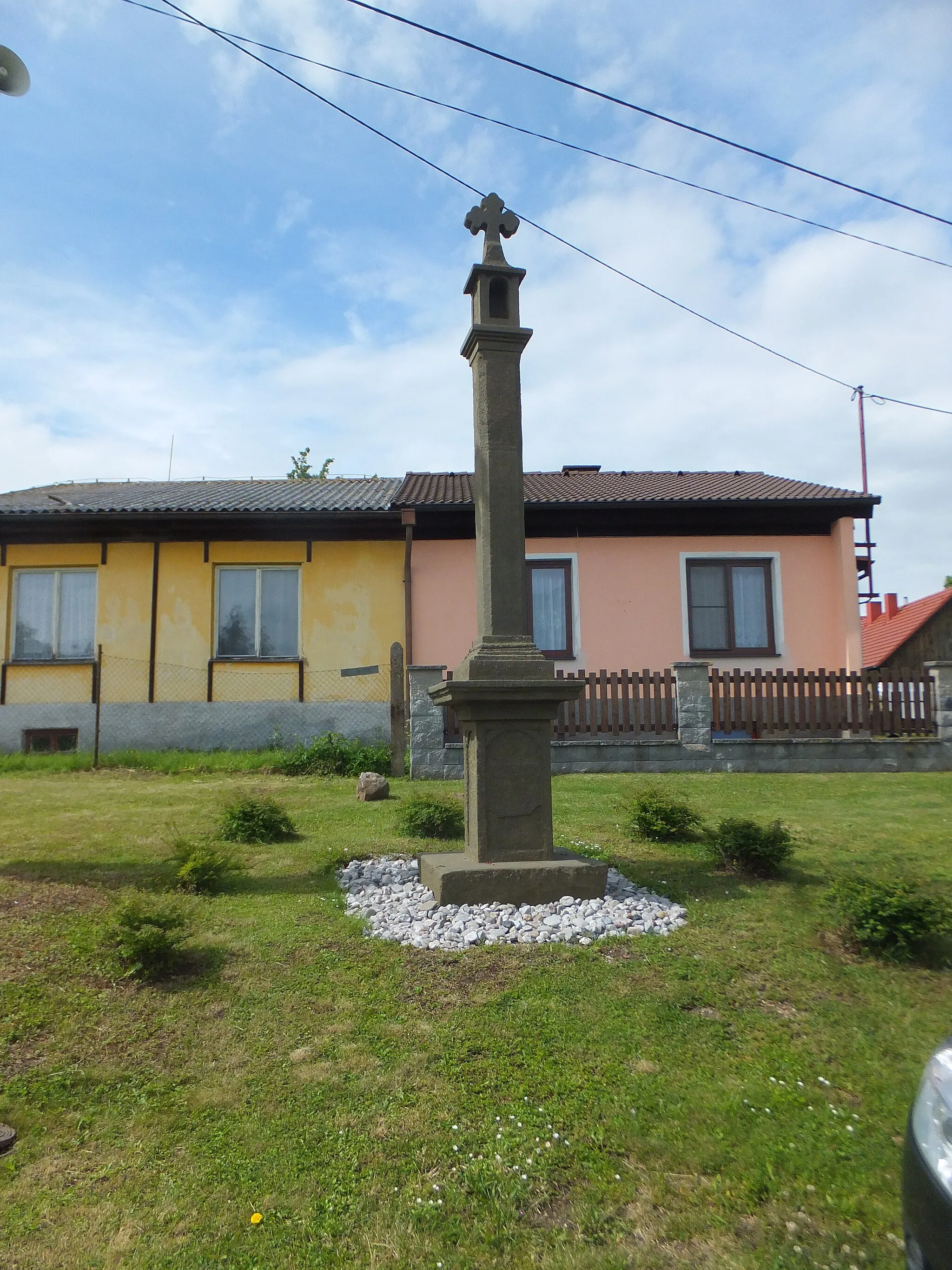 Photo showing: Skapce - the wayside shrine in the northrern part of the village