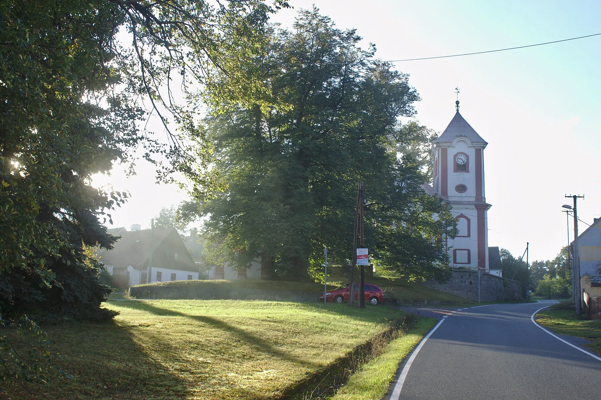 Photo showing: Náves a kostel v obci Prostiboř, Plzeňský kraj