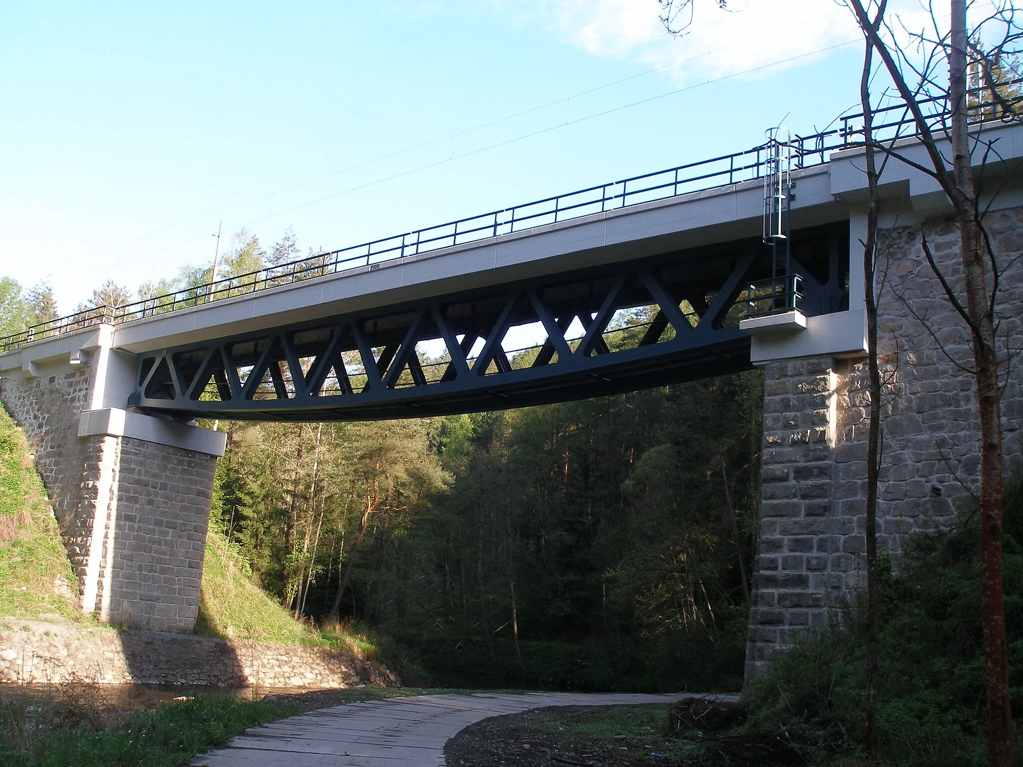 Photo showing: Josefova Huť - the railway bridge over the Mže, the second one by the red hiking path from Ústí tu Josefova Huť
