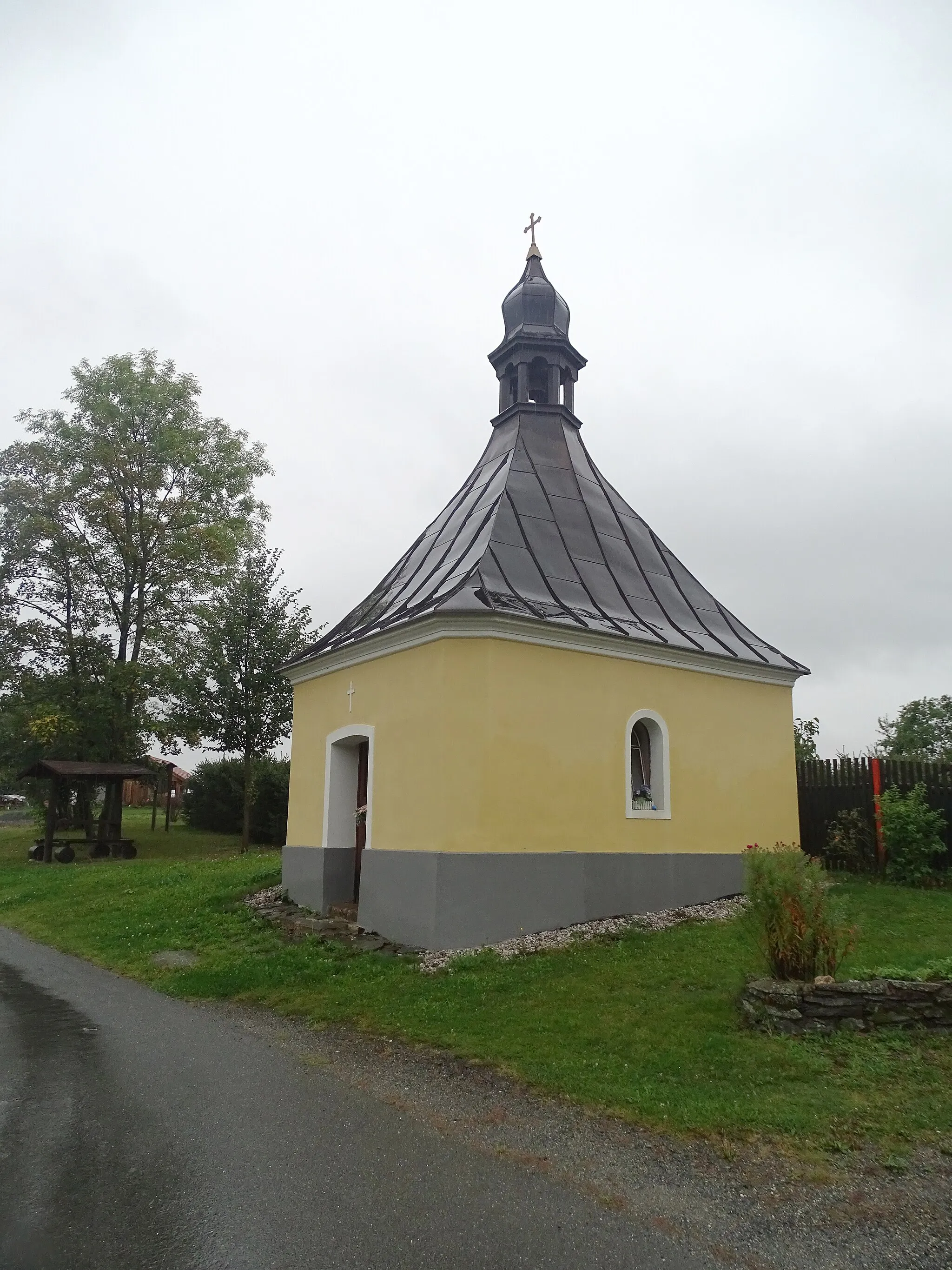 Photo showing: Kaple, pohled od sz ve vesnici Horní Plezom, Plzeňský kraj