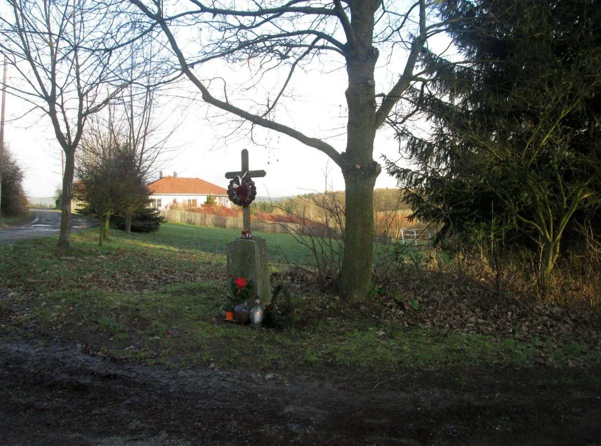 Photo showing: Wayside cross in Kladruby in Tachov District – entry no. 9481.