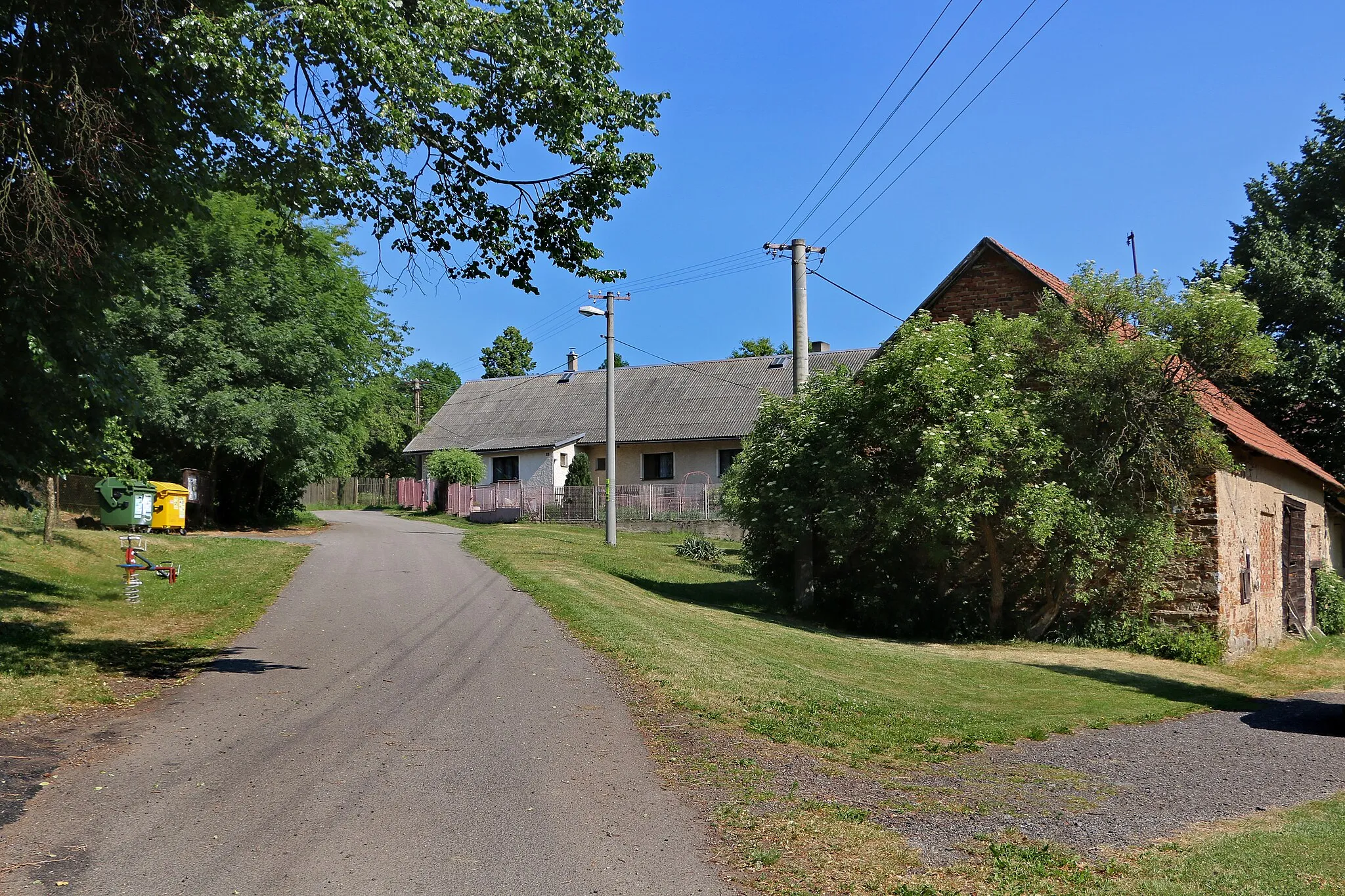 Photo showing: Side street in Nové Dvory, part of Červený Újezd, Czech Republic.