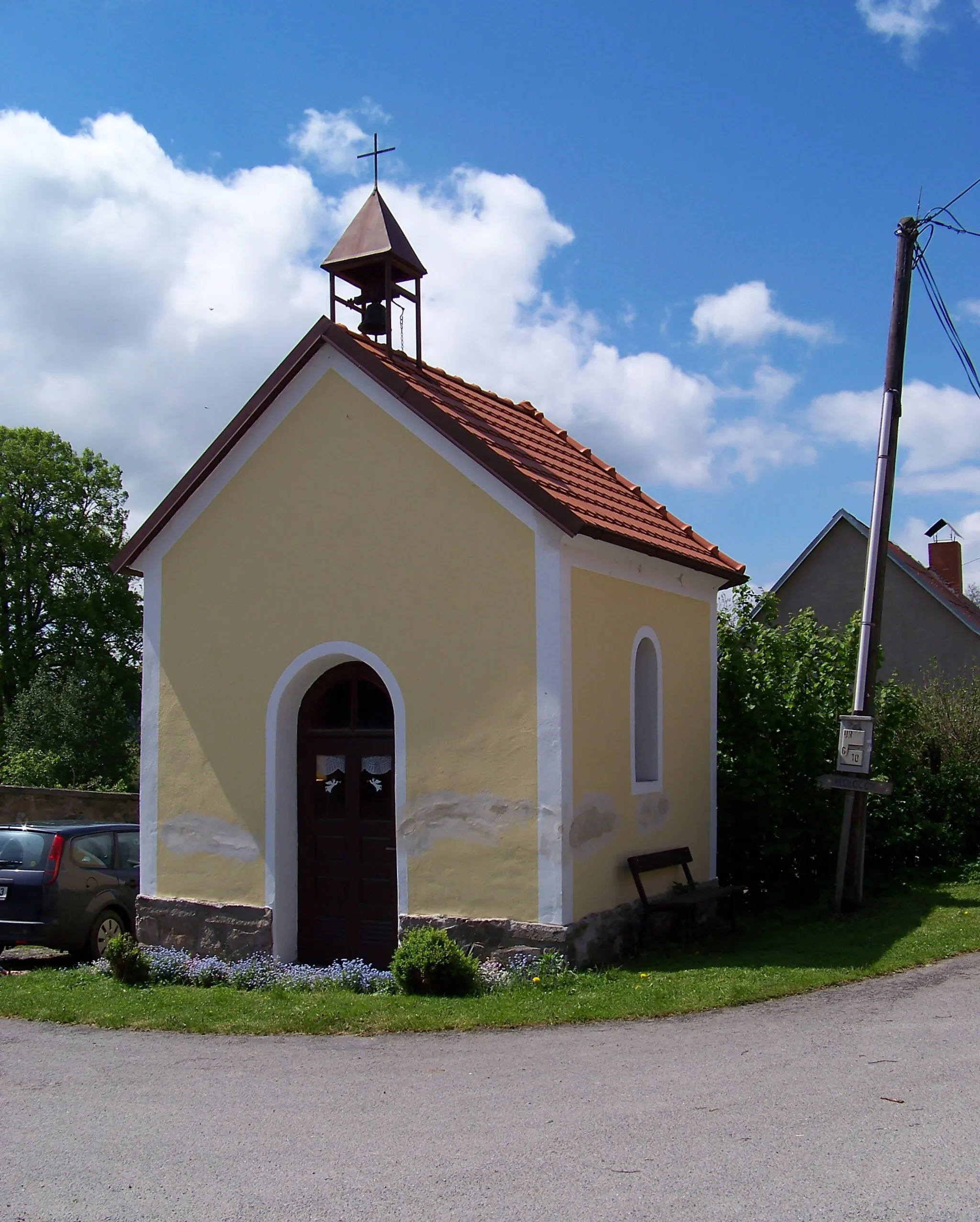 Photo showing: Vojkov-Bezmíř, Benešov District, Central Bohemian Region, the Czech Republic. A chapel.