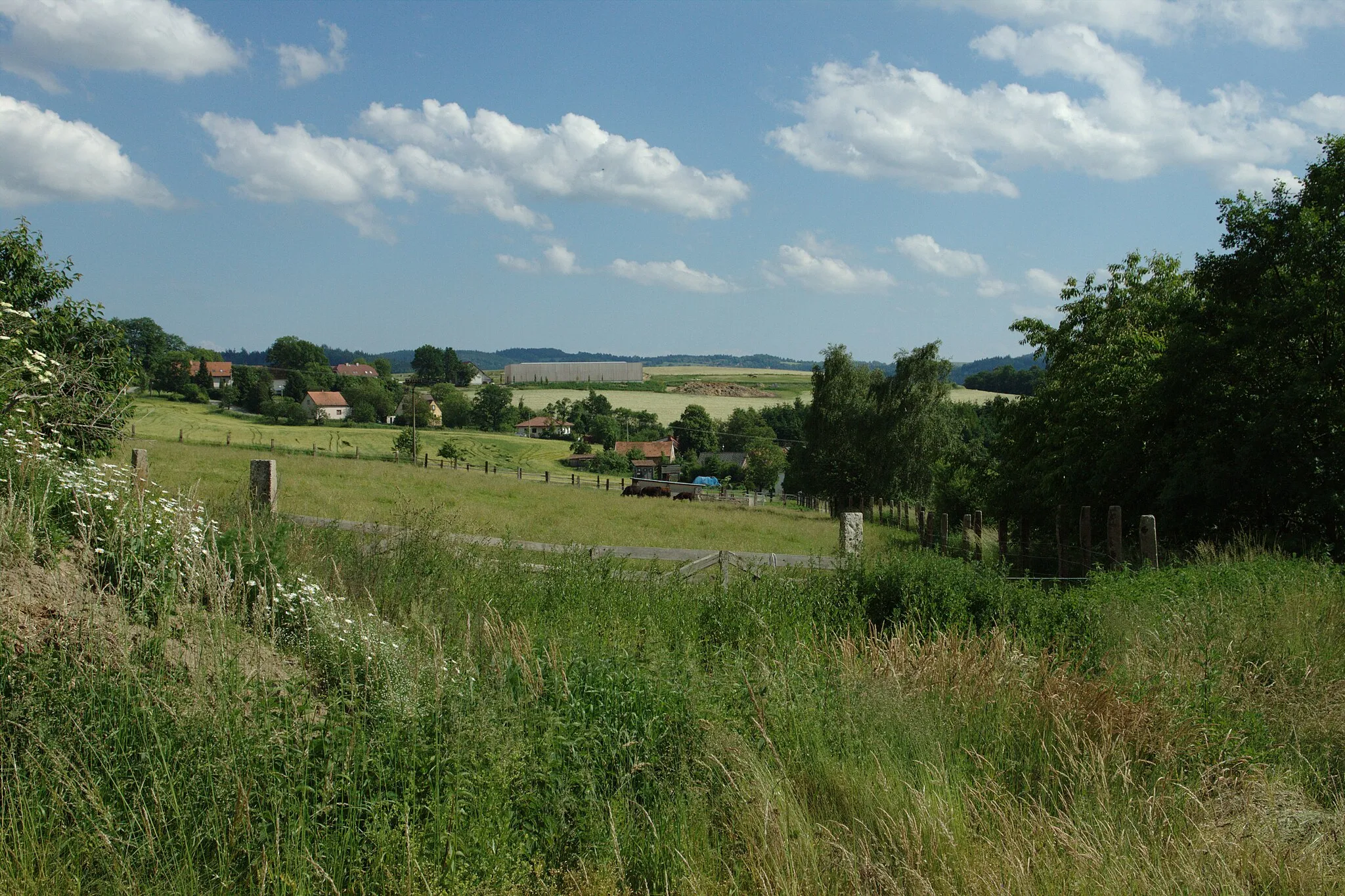 Photo showing: View of the village of Opřetice from north, Benešov District, CZ