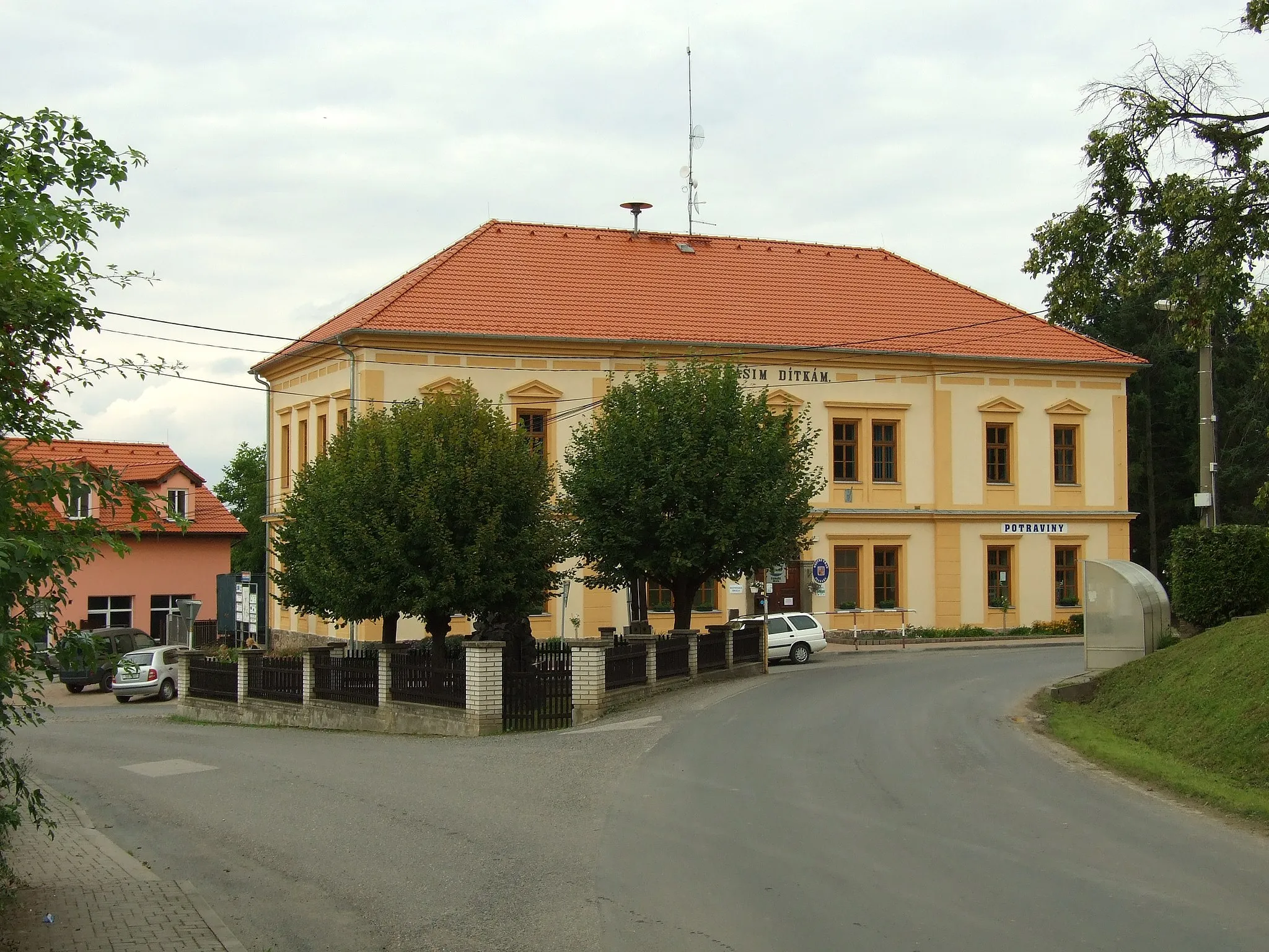 Photo showing: A school in the town of Svinaře - Beroun District, Central Bohemian Region, CZ