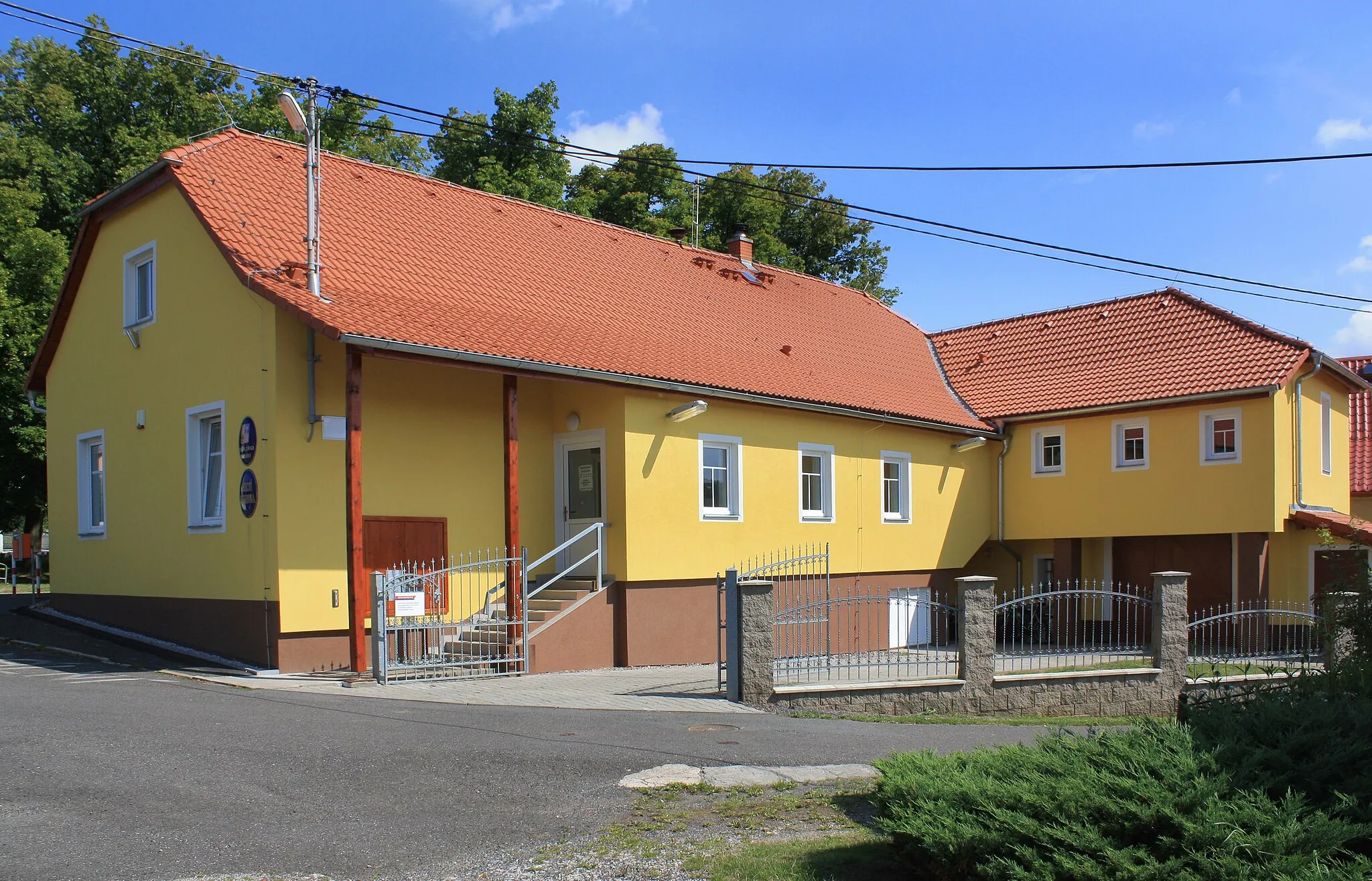 Photo showing: Municipal office in Podluhy, Czech Republic