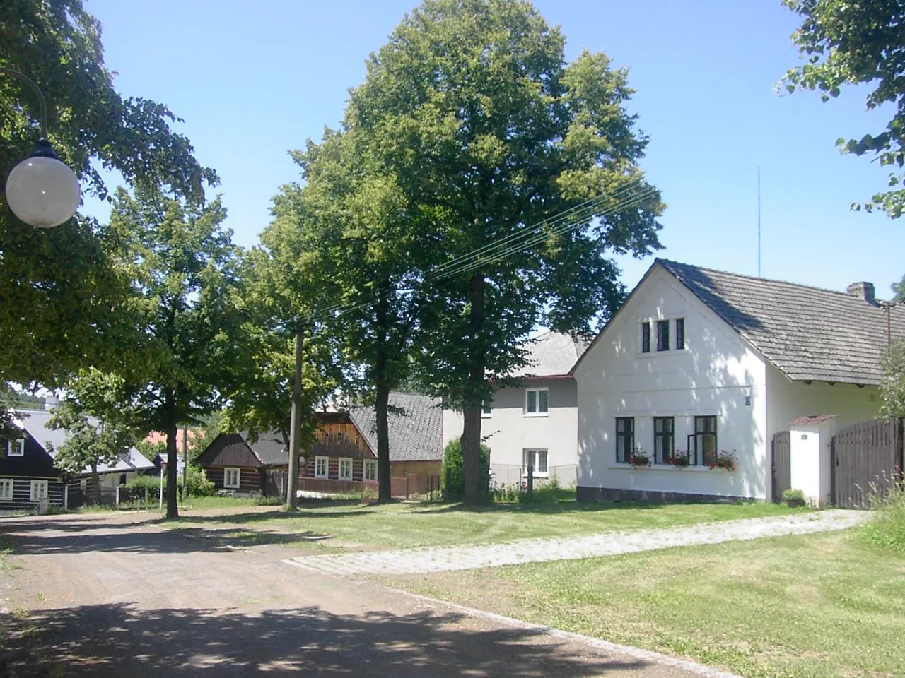 Photo showing: Village square in Olešná, Beroun District, Czech Republic